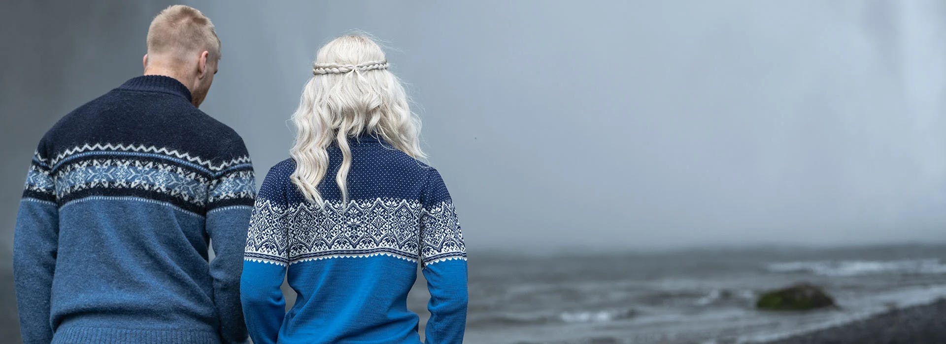 Paar geht an Foss vorbei