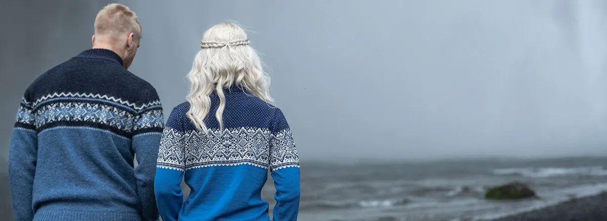 Paar geht an Foss vorbei