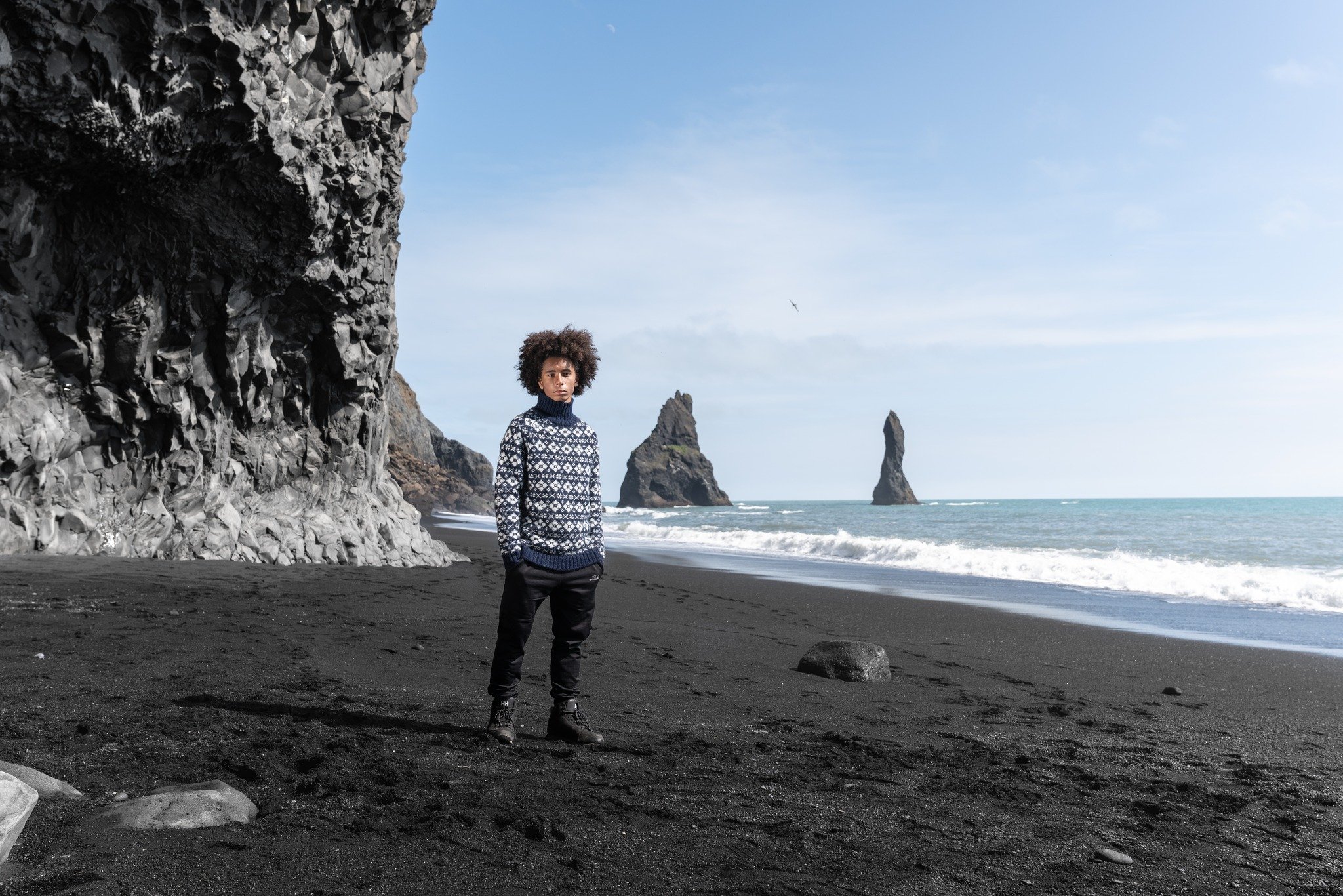 homme sur une plage noire, sud de l’Islande