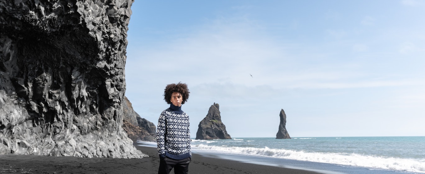 homme sur une plage noire, sud de l’Islande