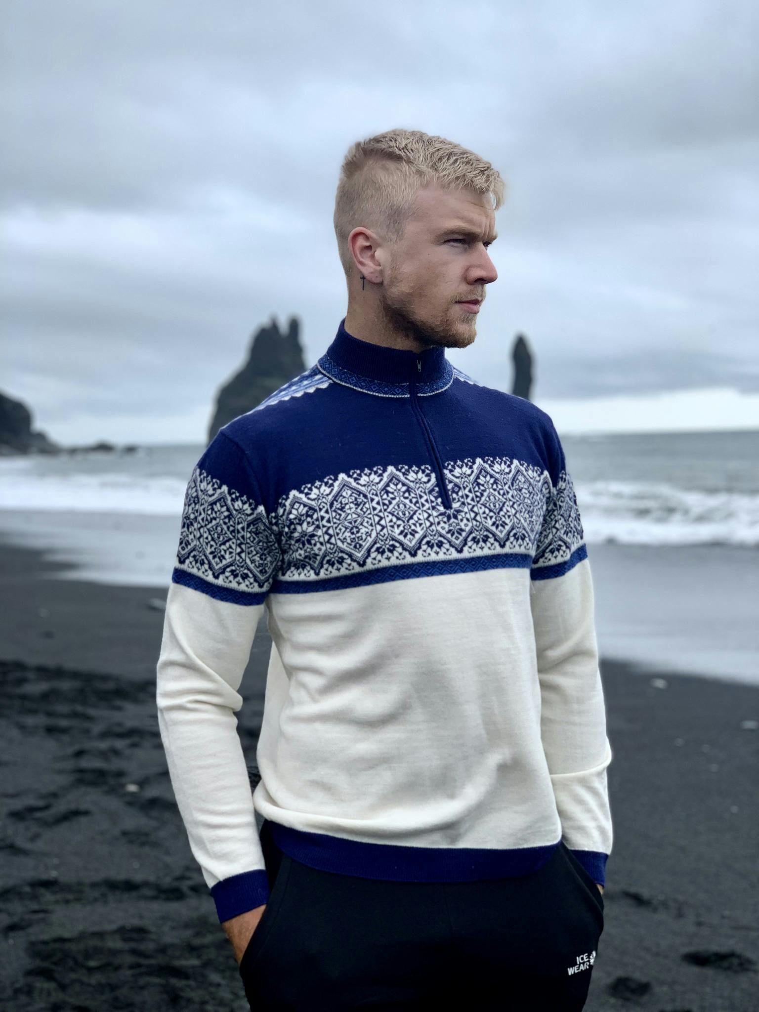 Ein Mann am schwarzen Strand von Südisland