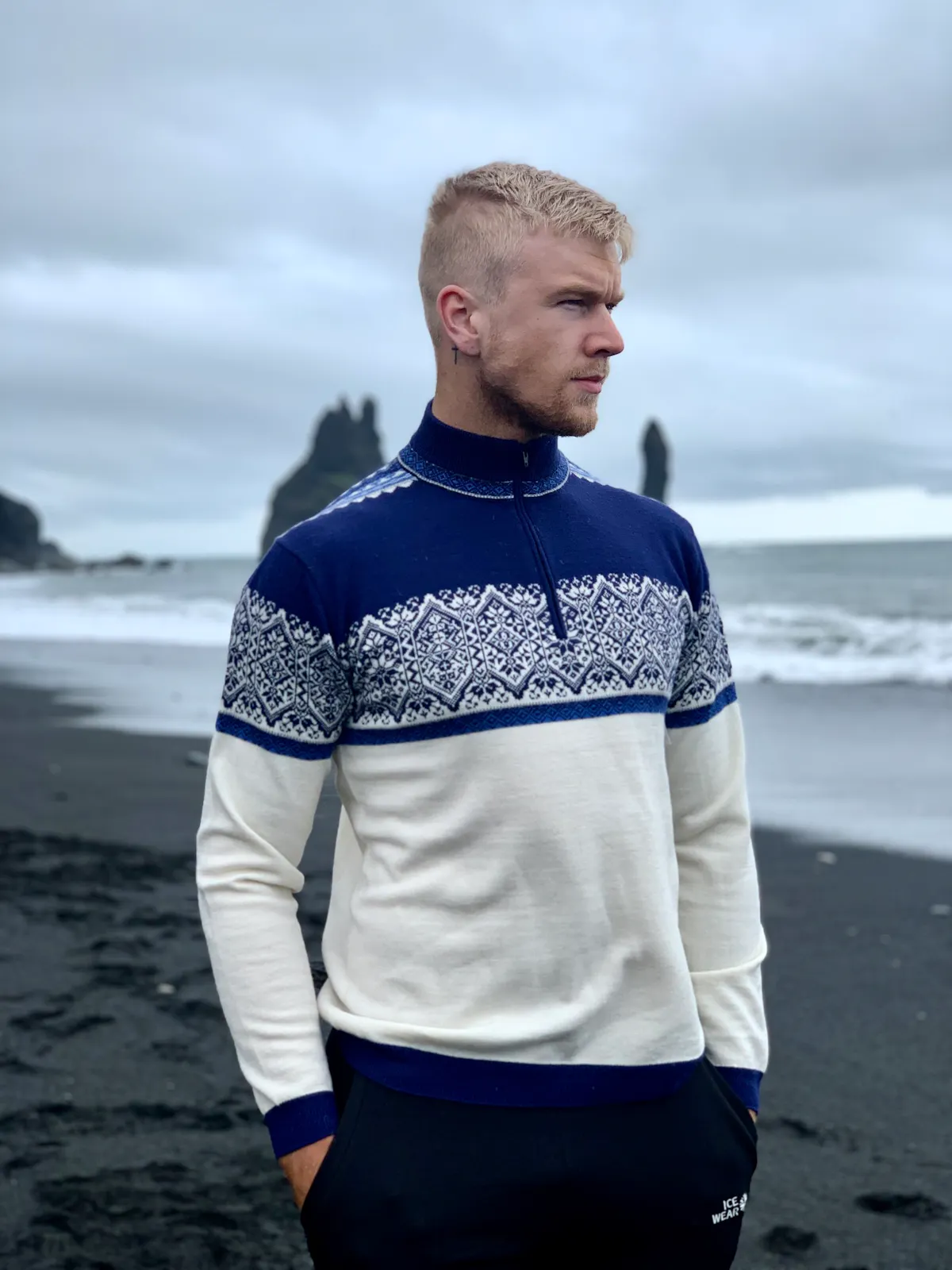 Ein Mann am schwarzen Strand von Südisland