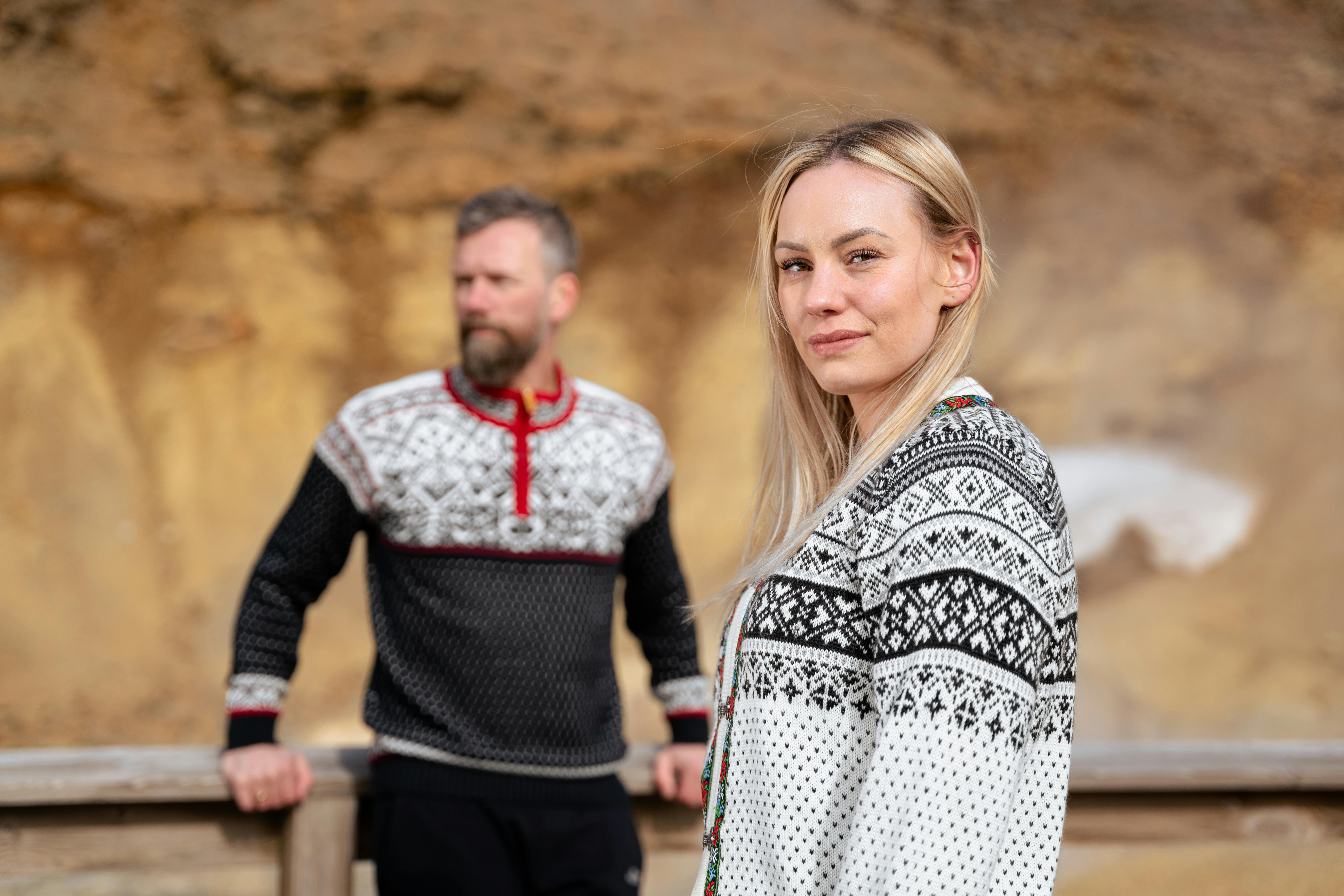 un couple dans une zone géothermique en Islande