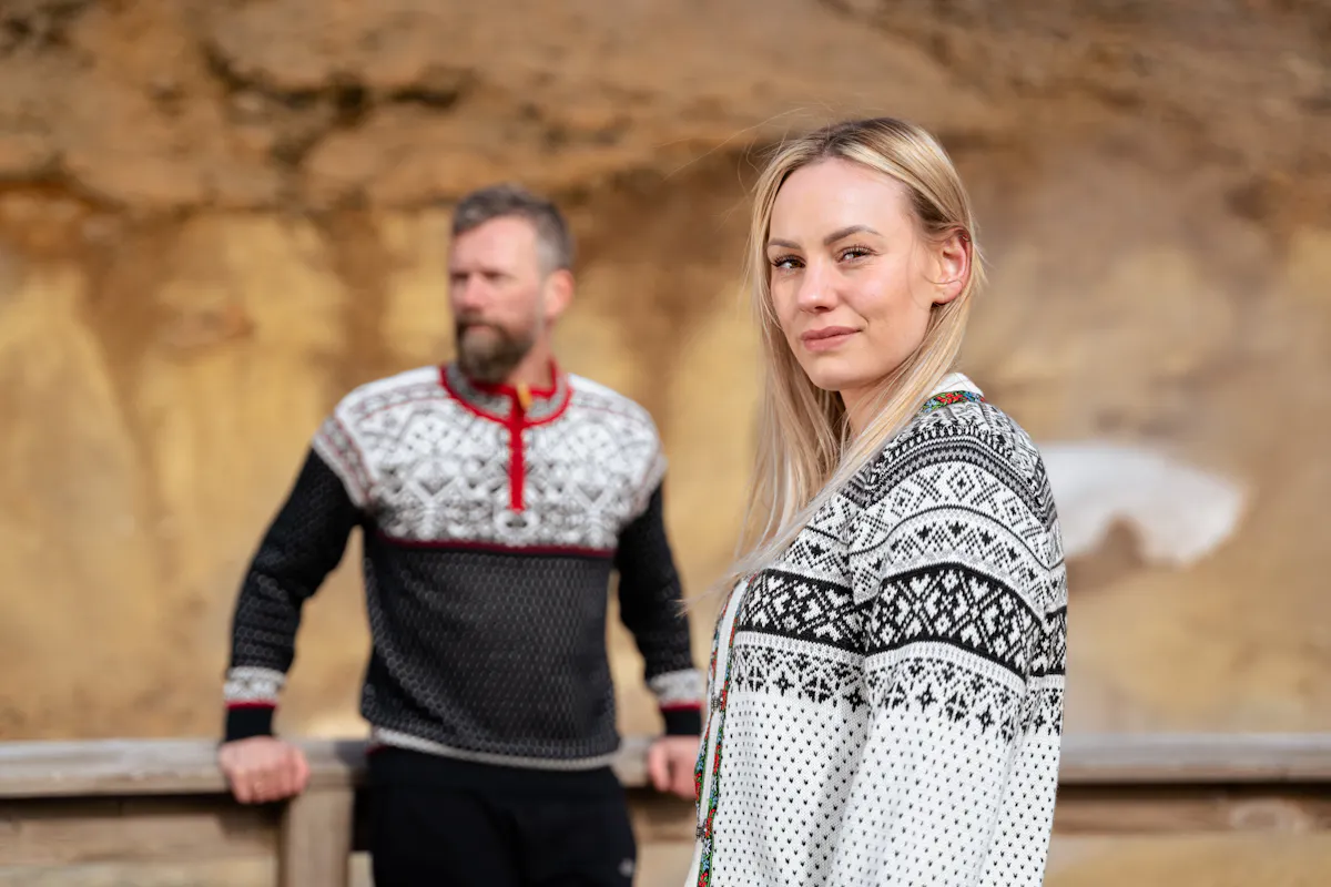 un couple dans une zone géothermique en Islande