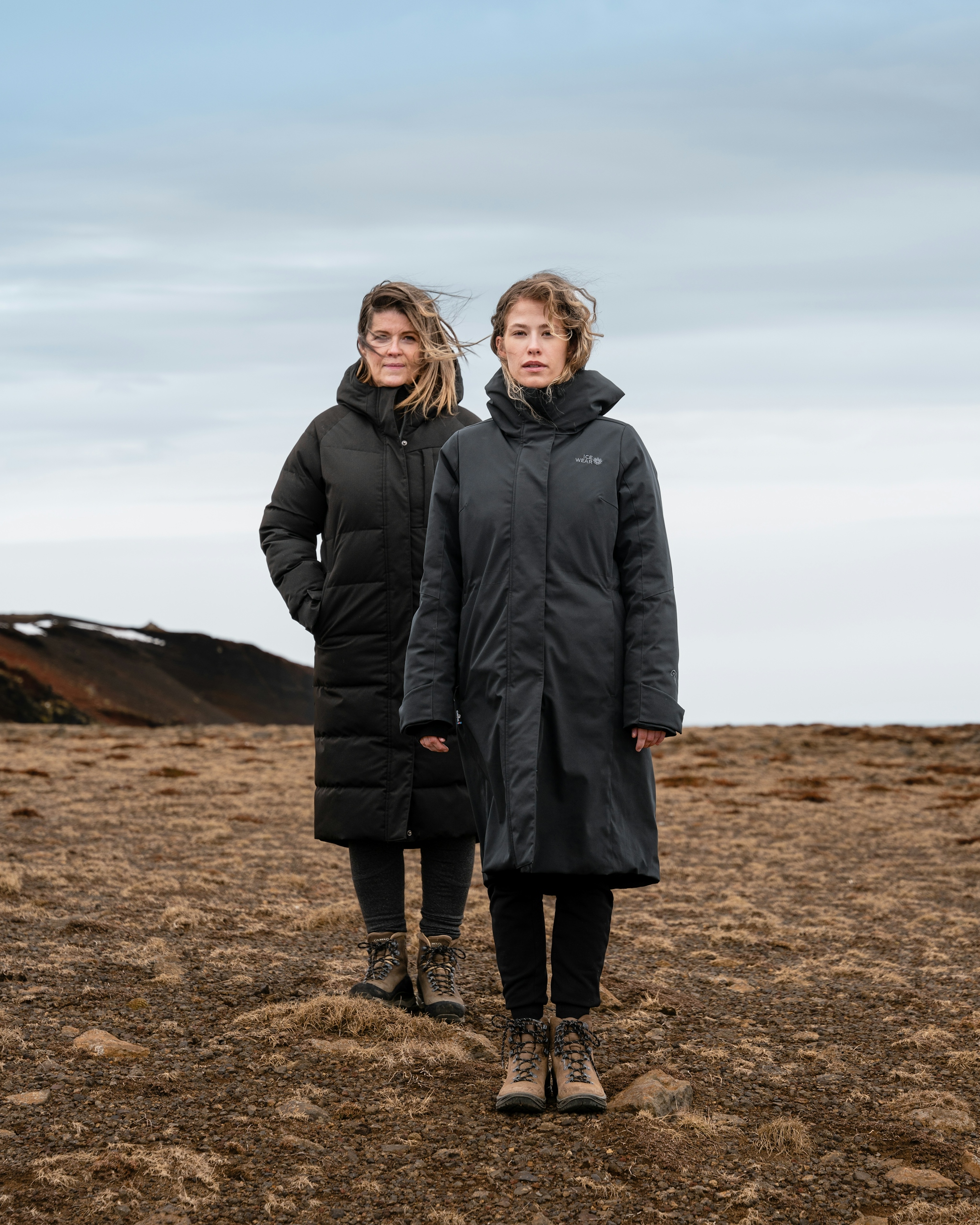 iceland-2-woman-coast-black-jackets_71.jpeg