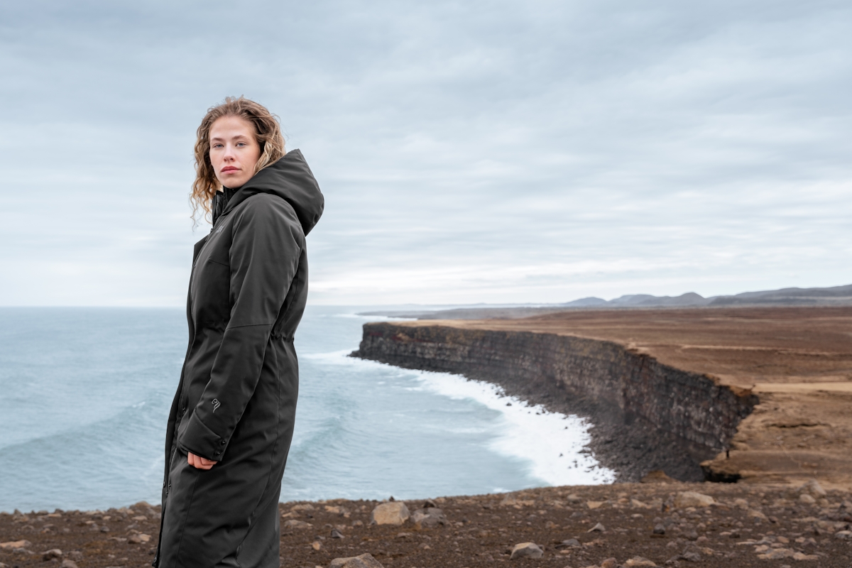iceland-2-woman-coast-black-jackets_72.jpeg