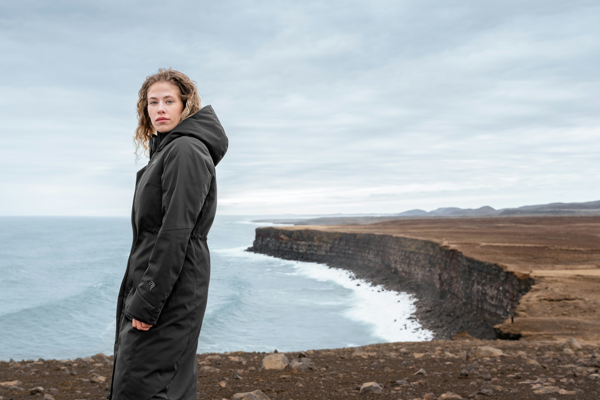 iceland-2-woman-coast-black-jackets_72.jpeg