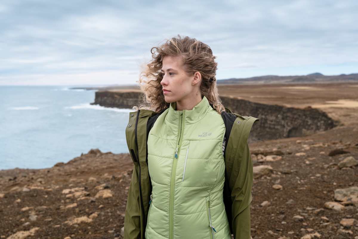 iceland-2-outdoor-coast-green-clothing_62.jpeg