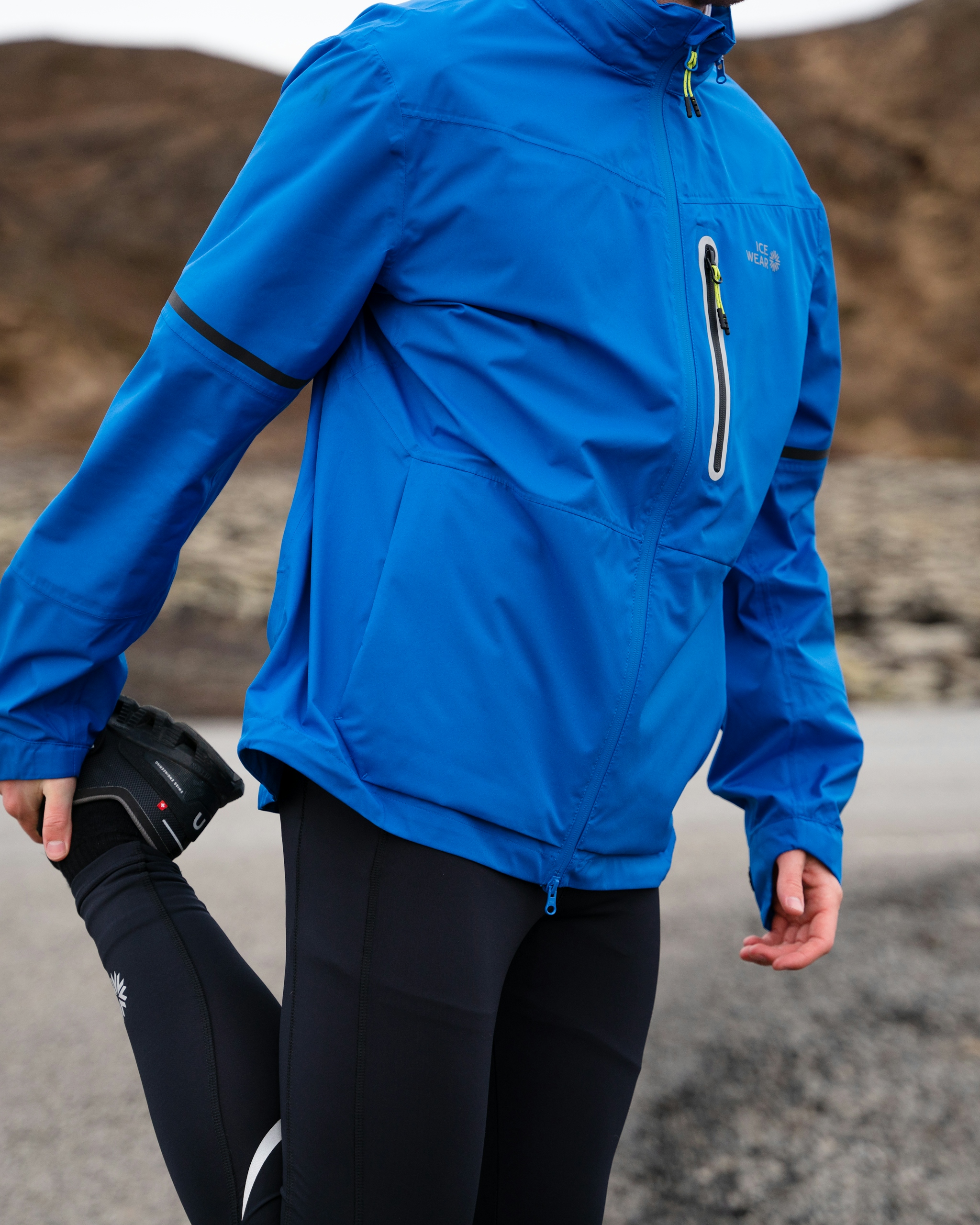 iceland-2-running-outfit-man-blue-jacket_83.jpeg