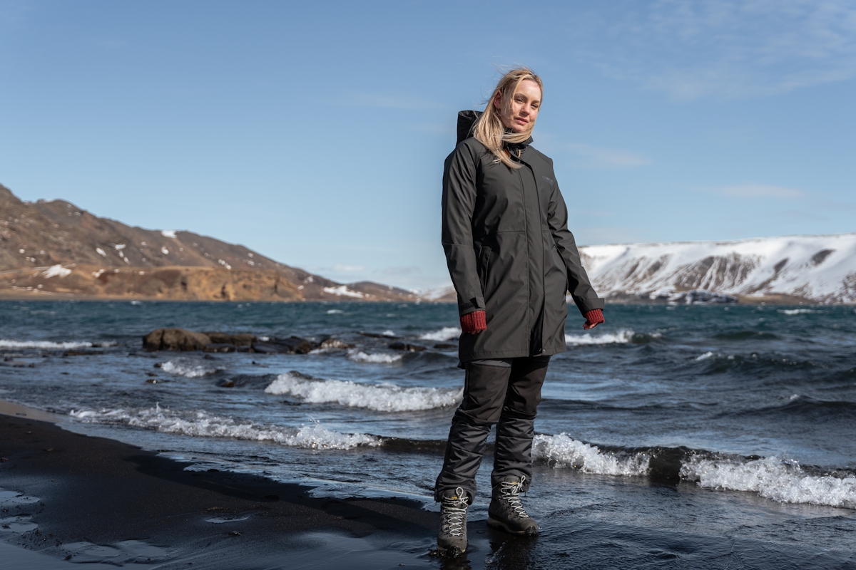 iceland-2-outdoor-woman-black-clothing_37.jpeg