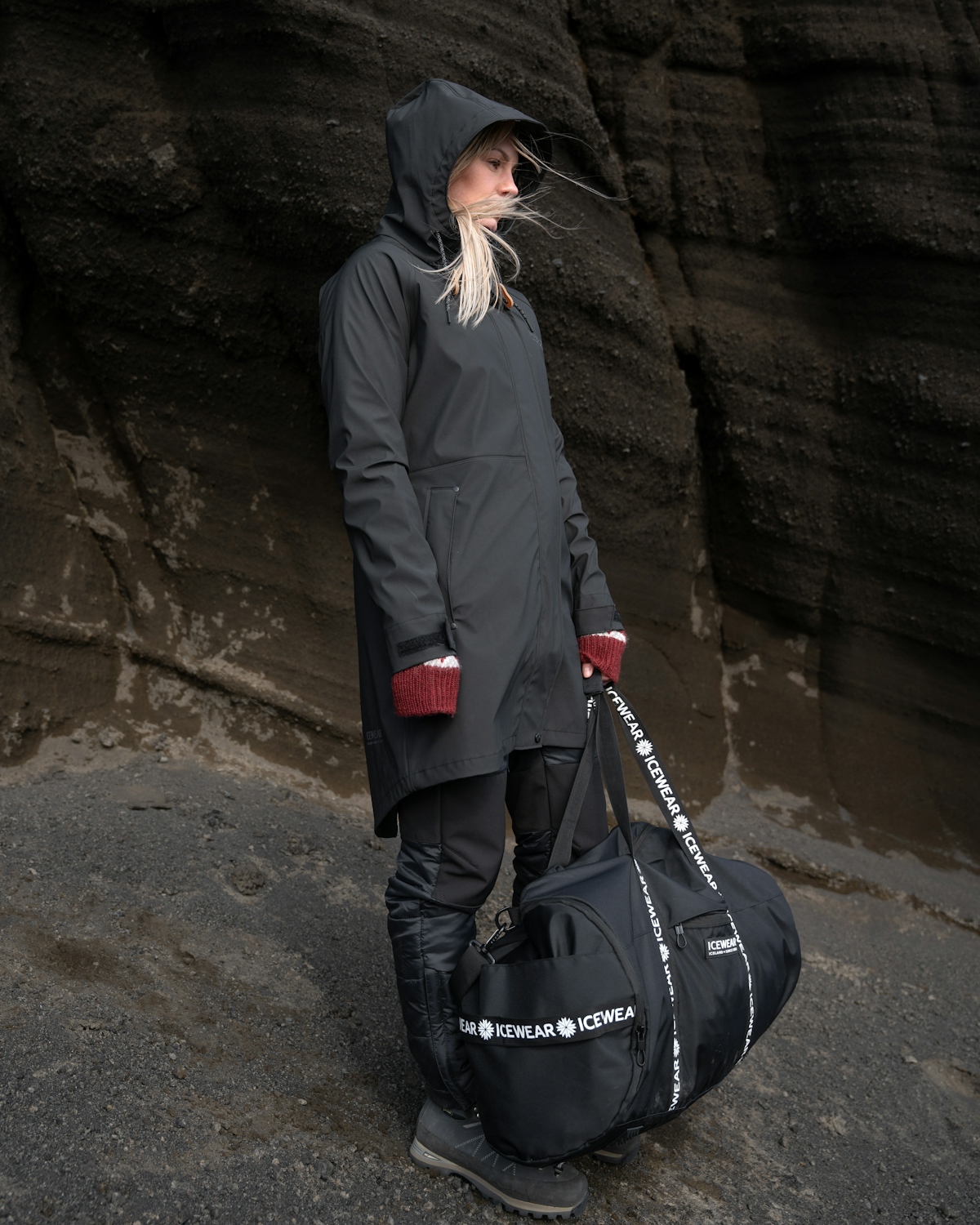 iceland-2-outdoor-woman-black-clothing_47.jpeg