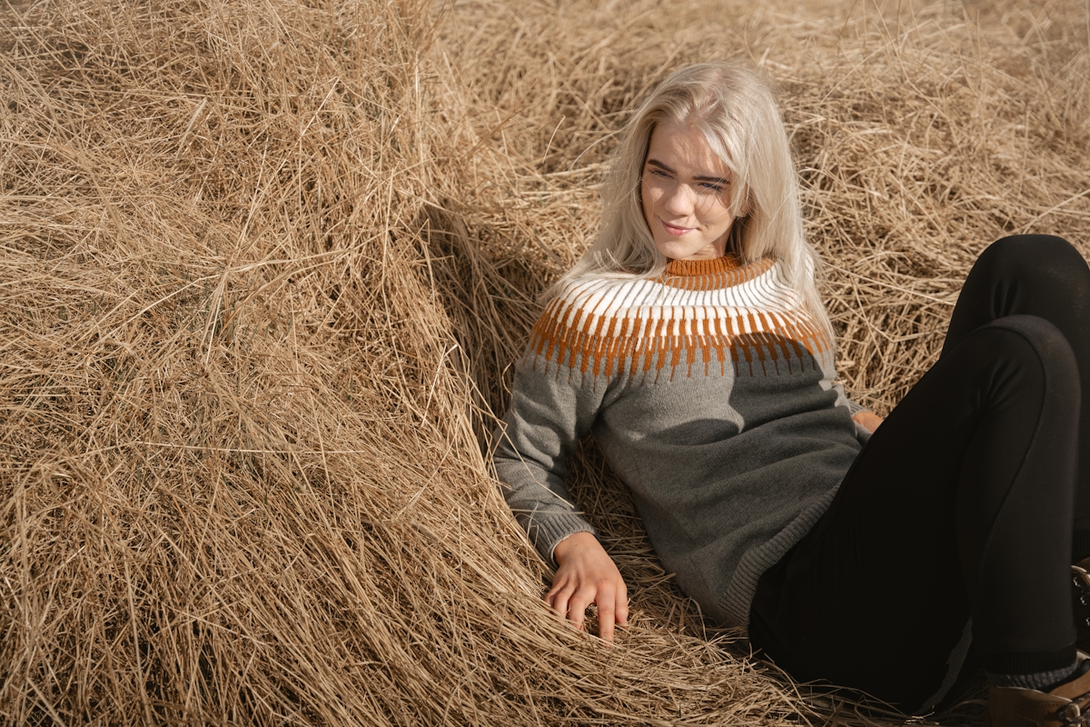 iceland-3-woman-hay-wool-sweater_39.jpeg