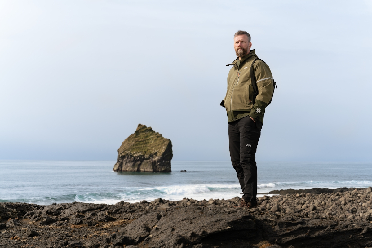 icelandcoast-man-green-rainjacket_36.jpeg