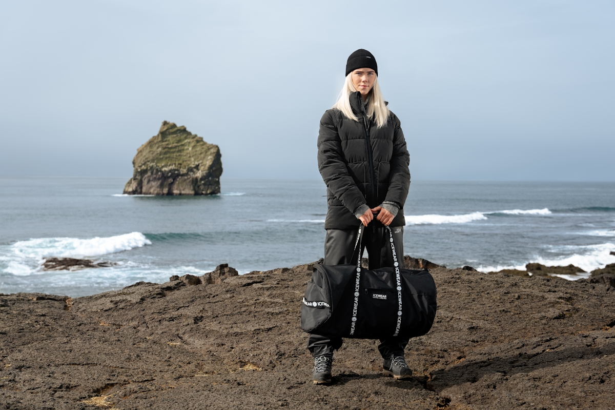 iceland-woman-black-outdoor-clothing_41.jpeg