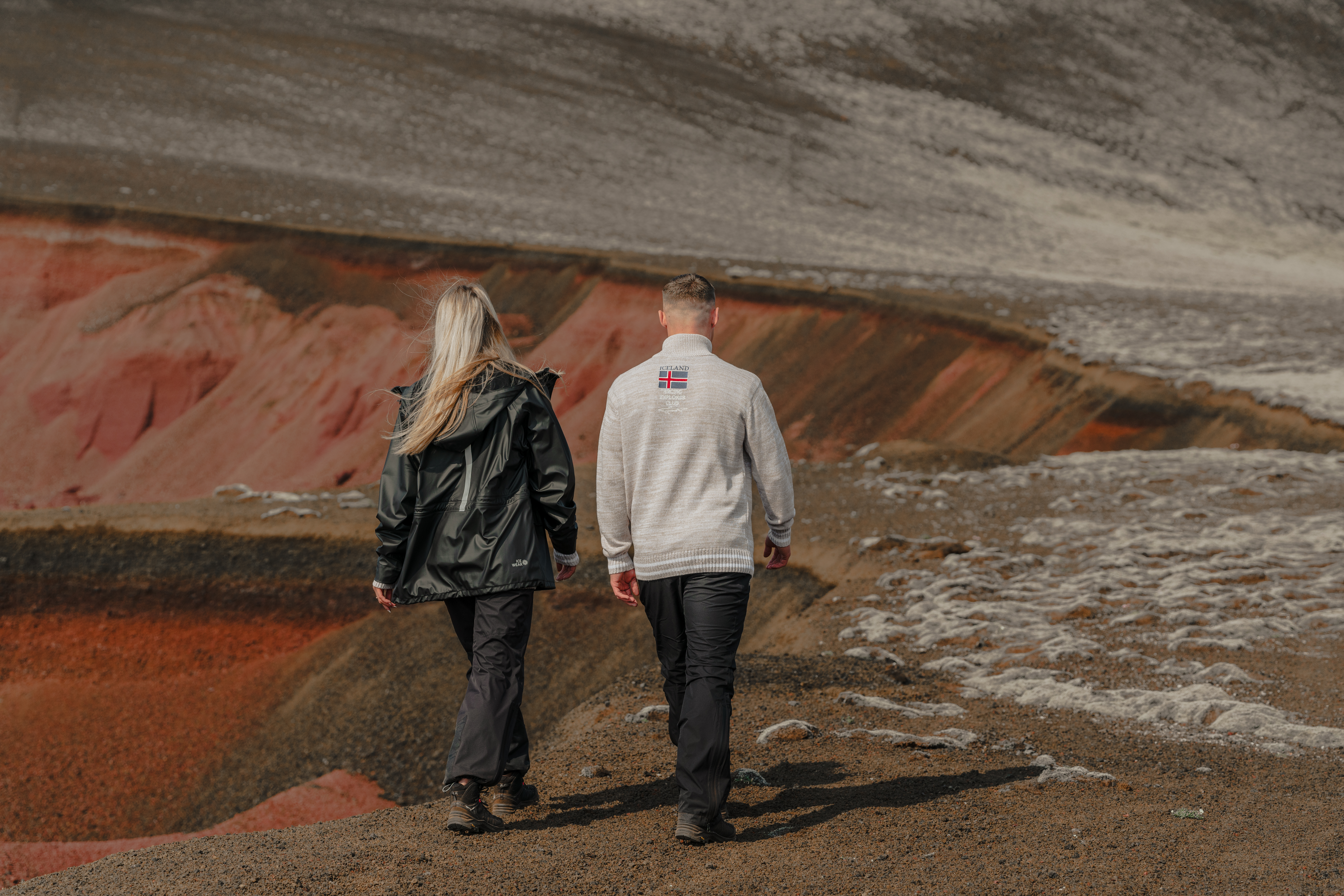 Ein Paar wandert in Island