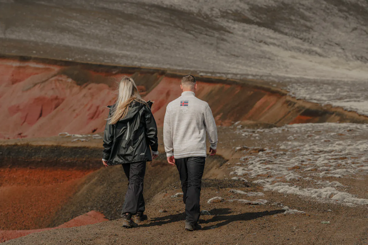 Ein Paar wandert in Island