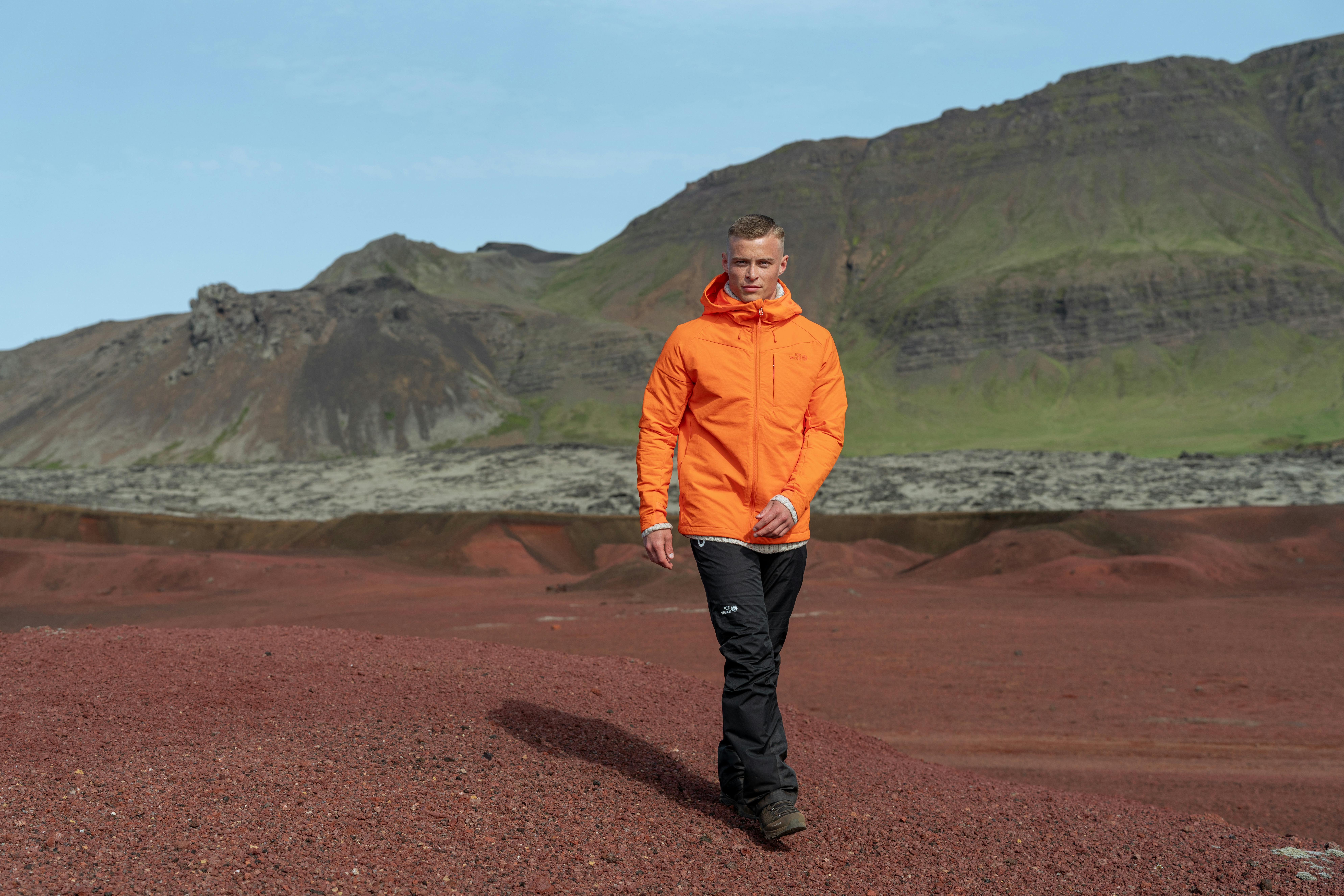 Mann läuft auf rotem Sand, Westisland