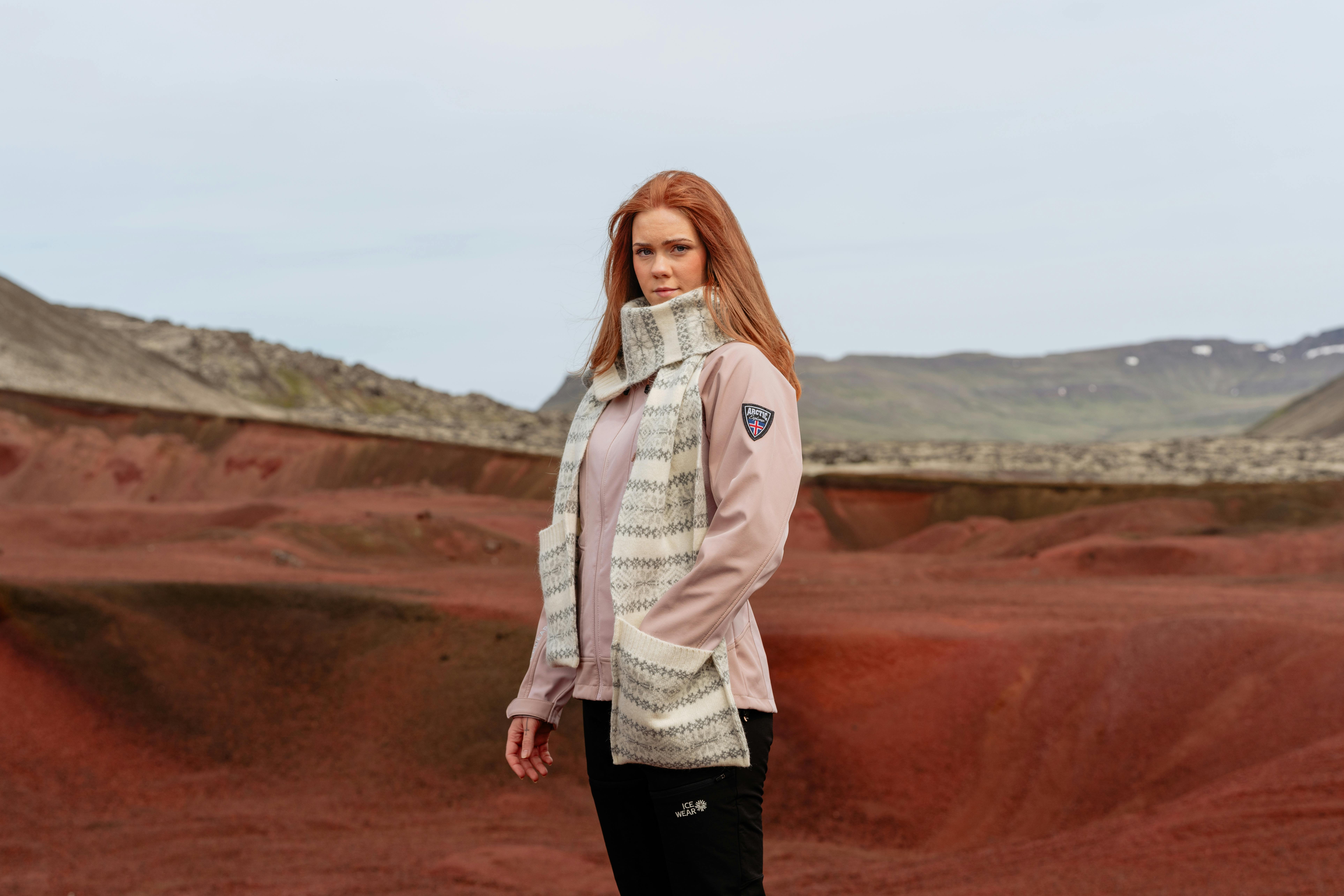 Frau mit Schal, Berge im Rücken