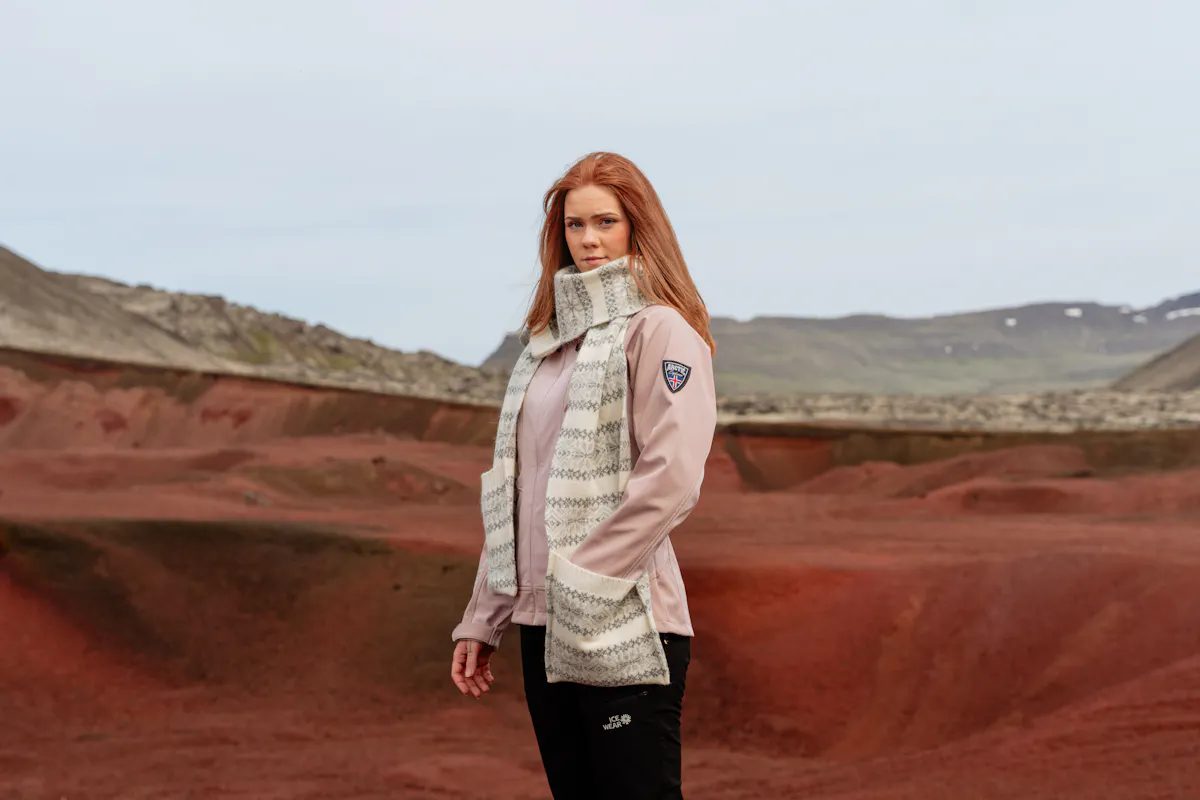 Frau mit Schal, Berge im Rücken