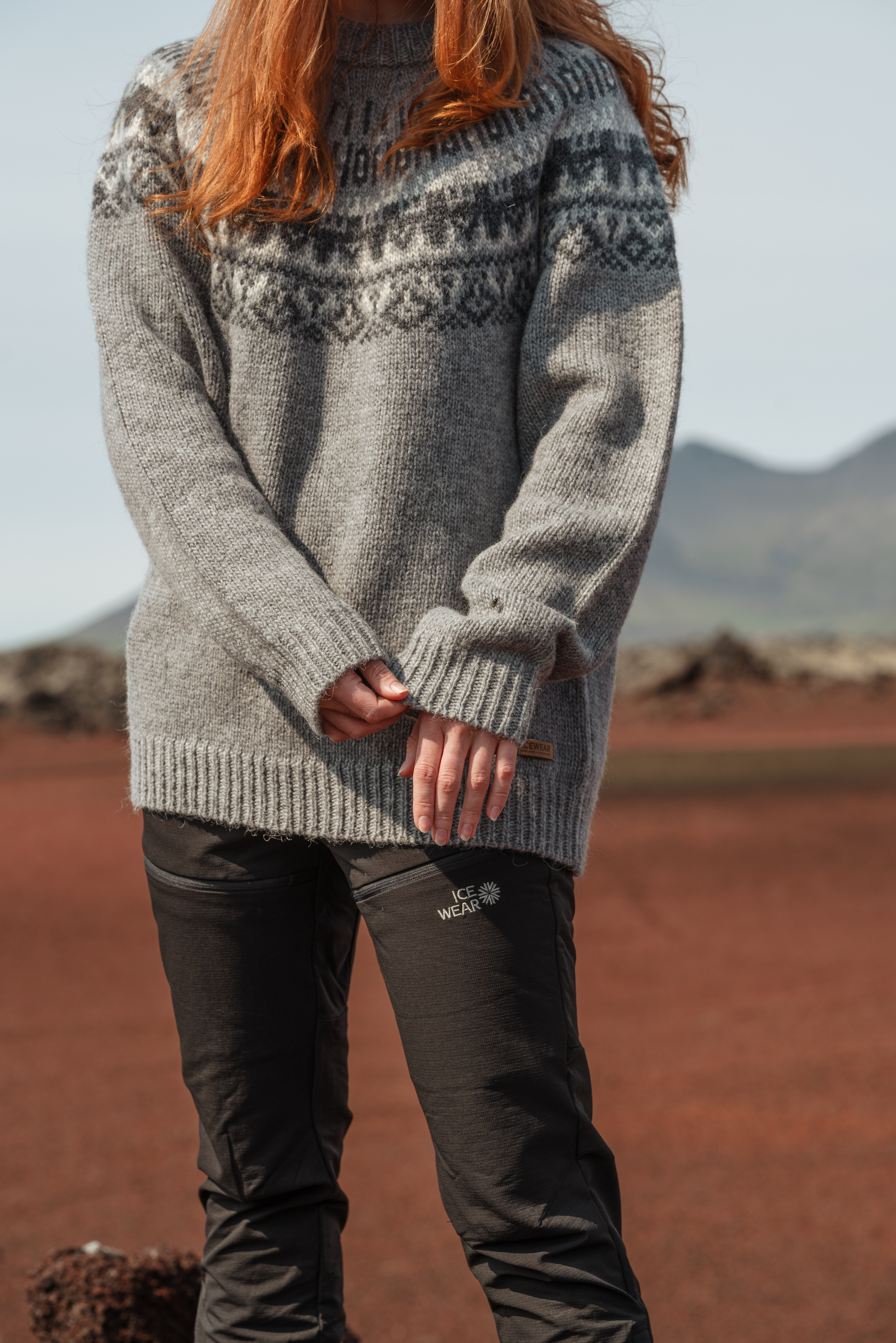 Elís grauer Pullover aus isländischer Wolle