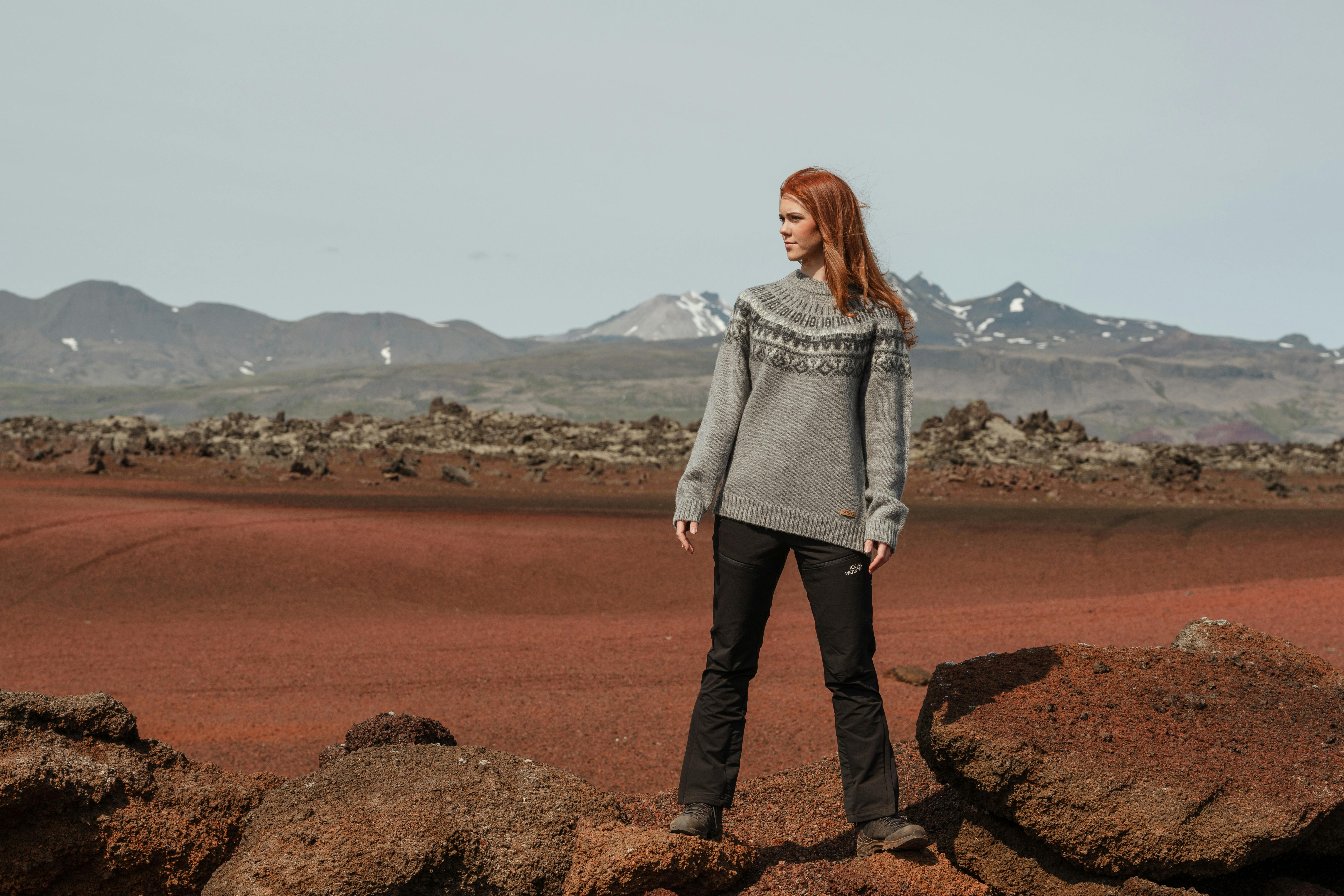 Eine Frau in einem Wollpullover auf Red Sand, Westisland