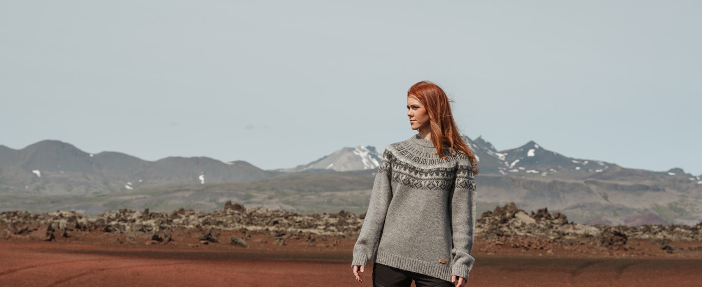 Eine Frau in einem Wollpullover auf Red Sand, Westisland