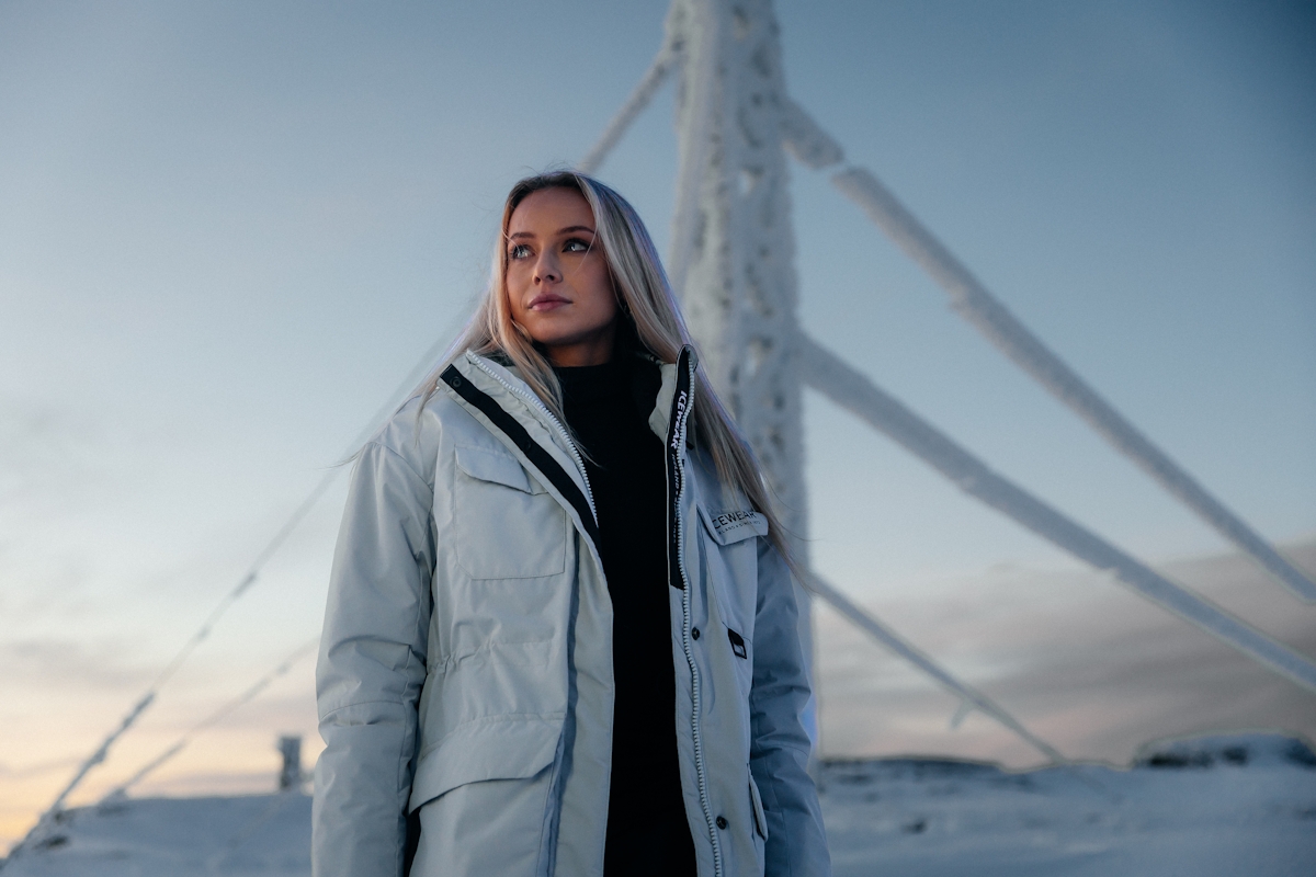 blond-woman-snow-winterjacket-1.jpeg