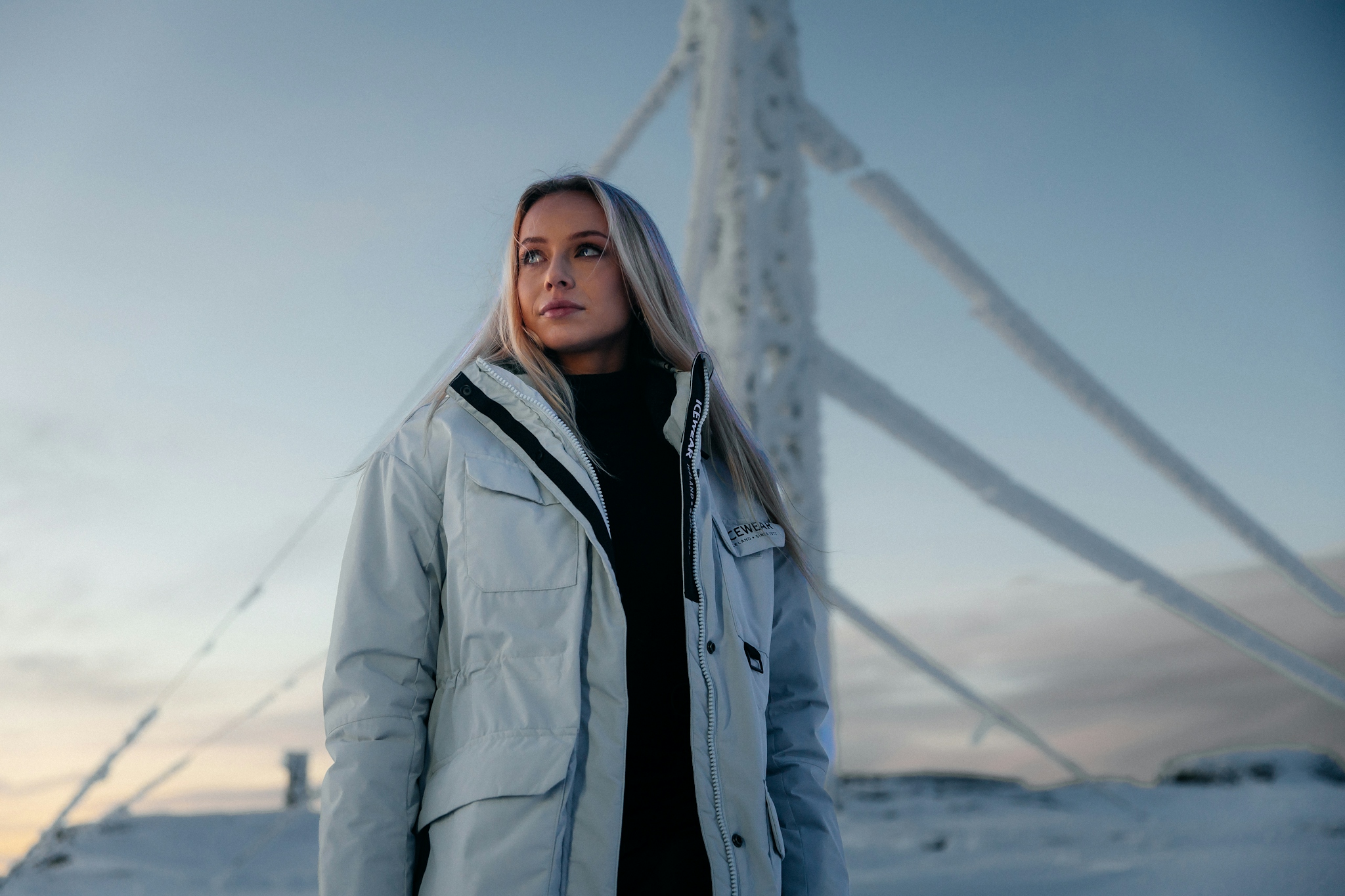 blond-woman-snow-winterjacket-1.jpeg