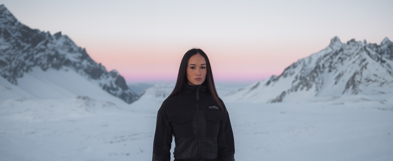 Une femme sur une montagne et beaucoup de neige