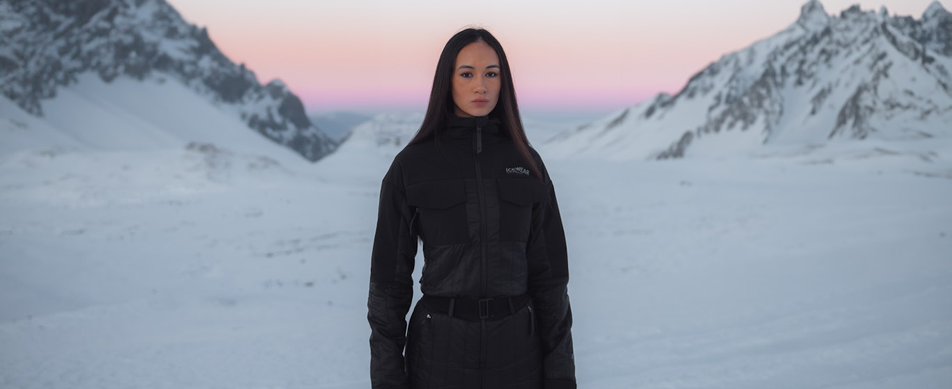 Eine Frau auf einem Berg, viel Schnee