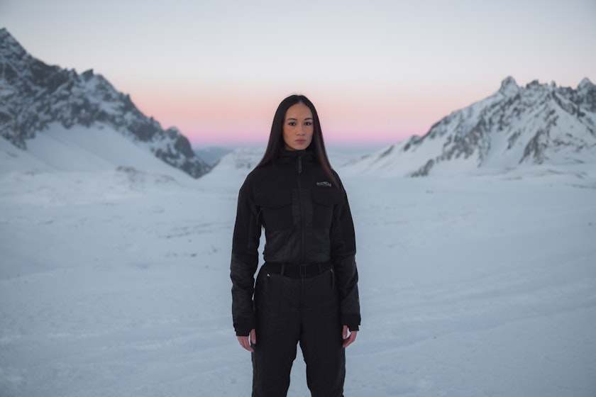 Eine Frau auf einem Berg, viel Schnee