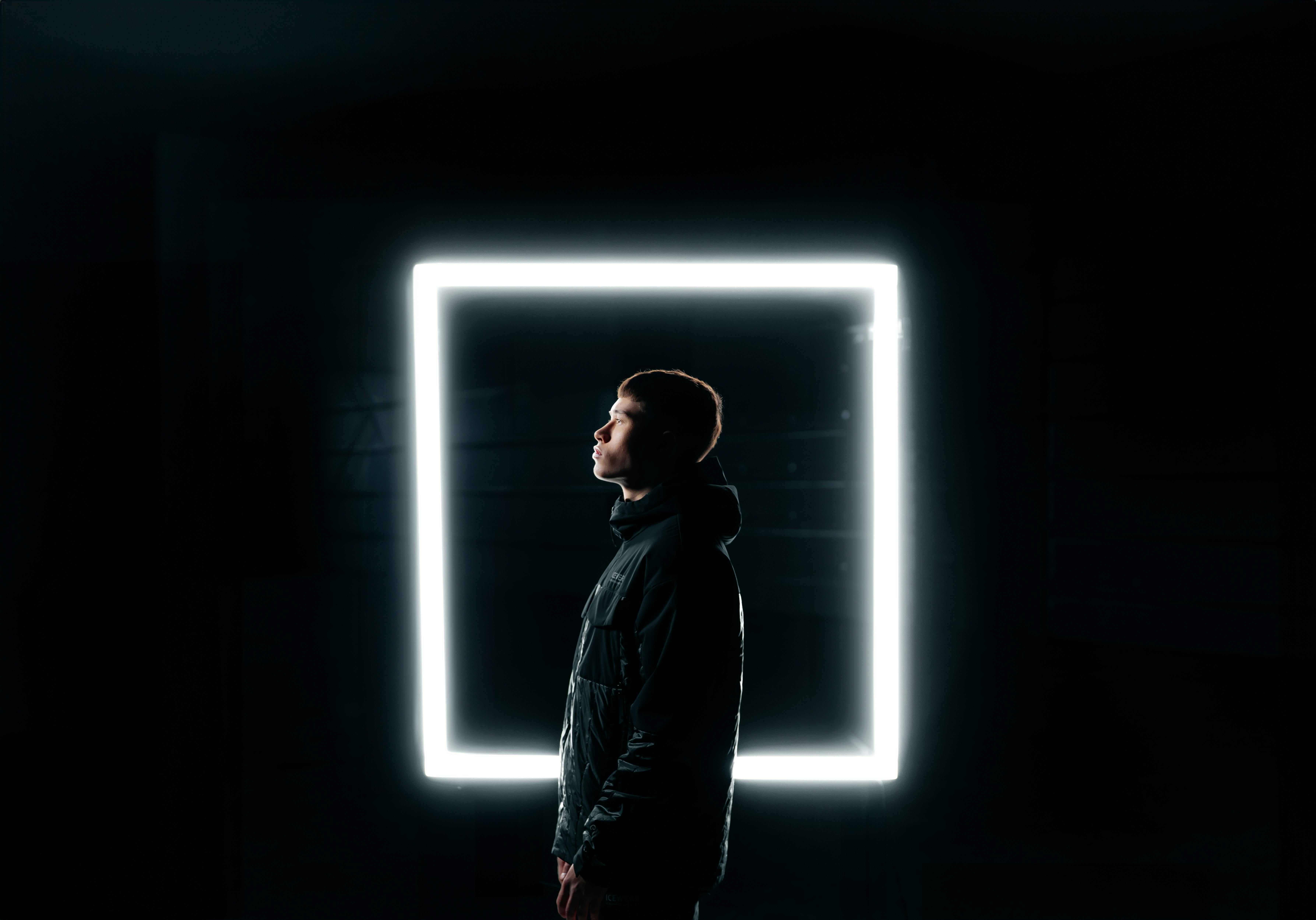 Junge in schwarzer Schafsjacke