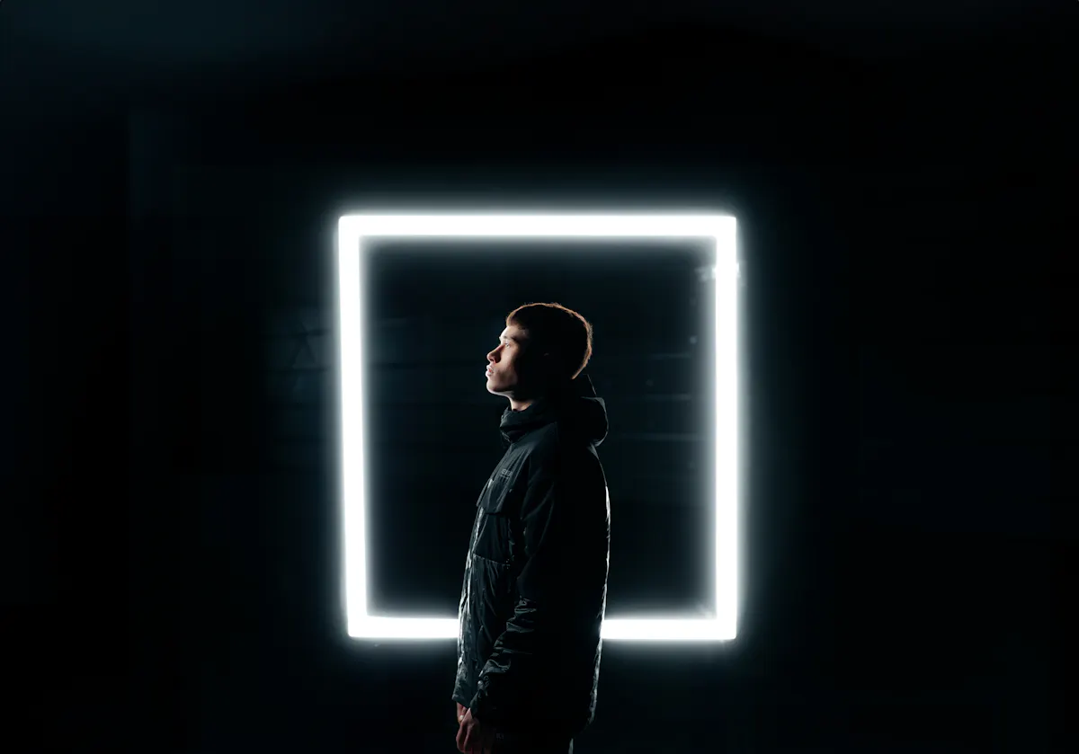 Junge in schwarzer Schafsjacke