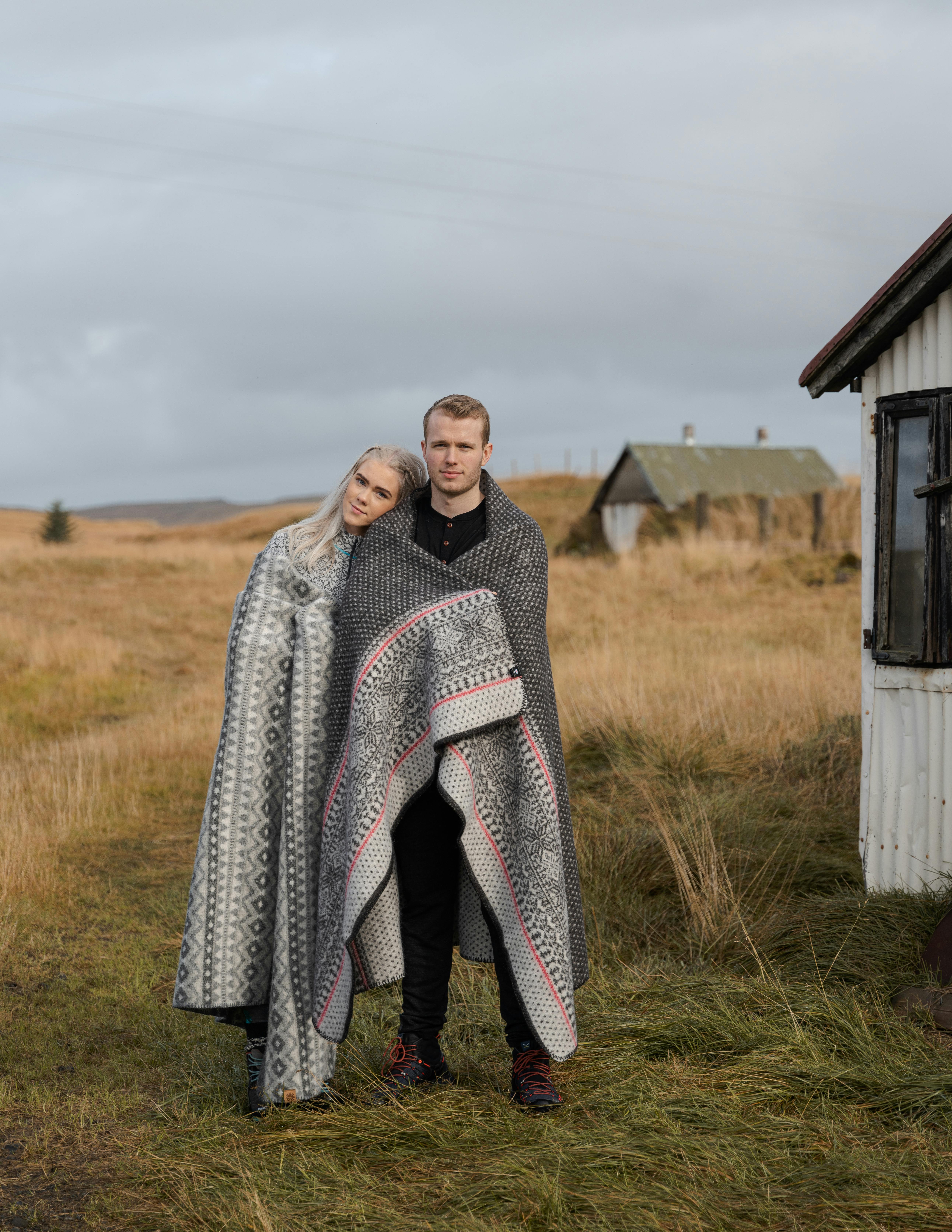 Ein Pärchen mit einer Decke um sich