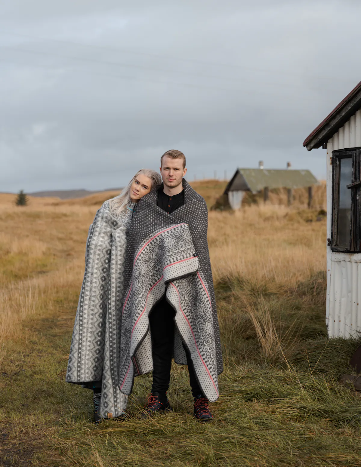 Ein Pärchen mit einer Decke um sich