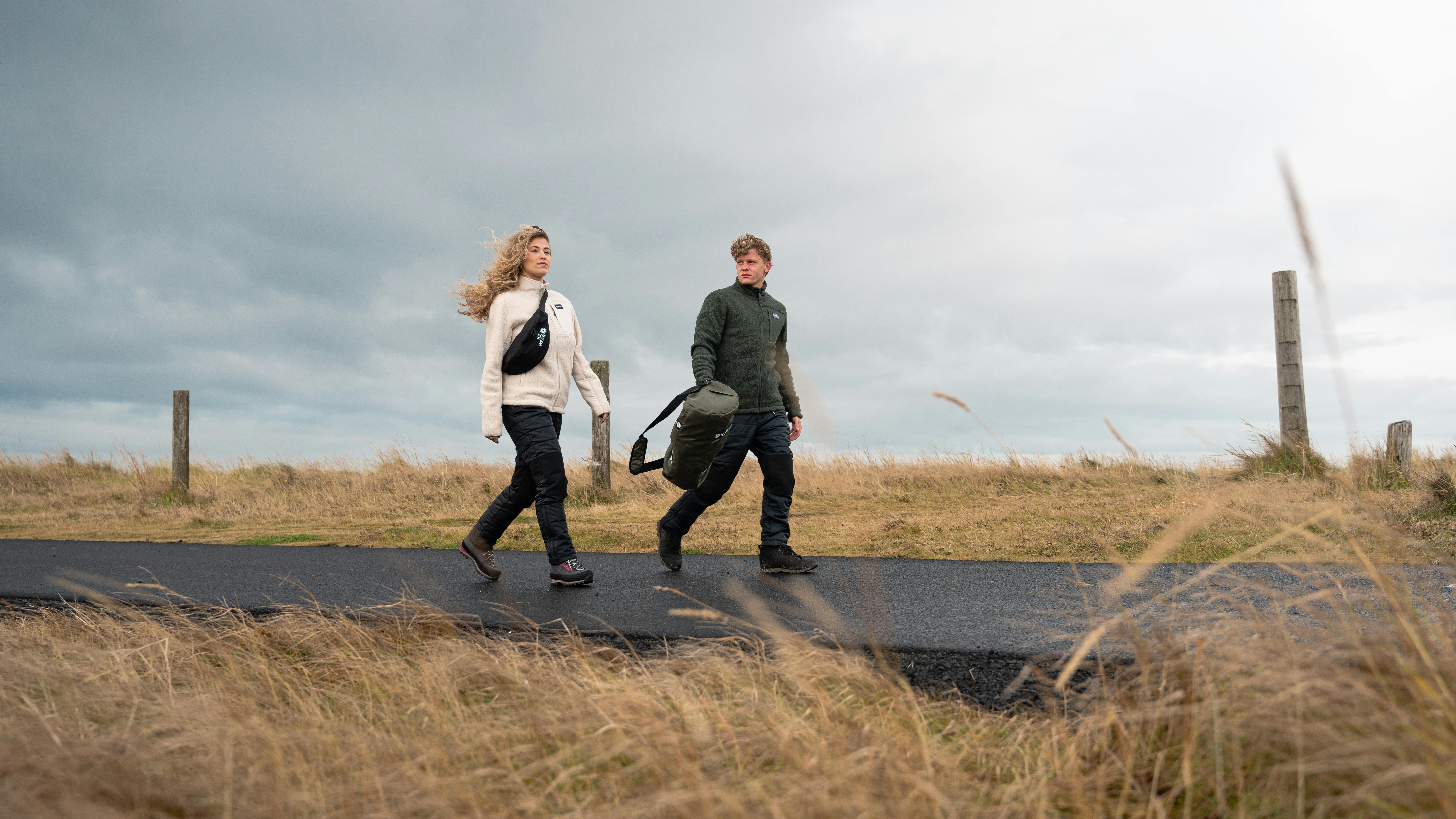 couple en promenade, vent dehors