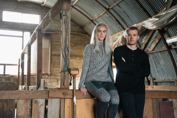 Paar auf einem Bauernhof trägt Baselayer