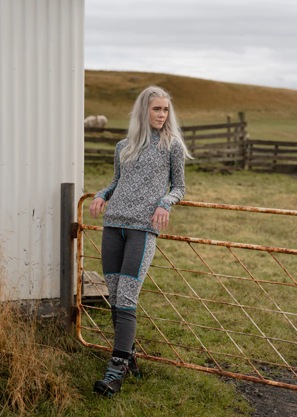 Femme islandaise debout