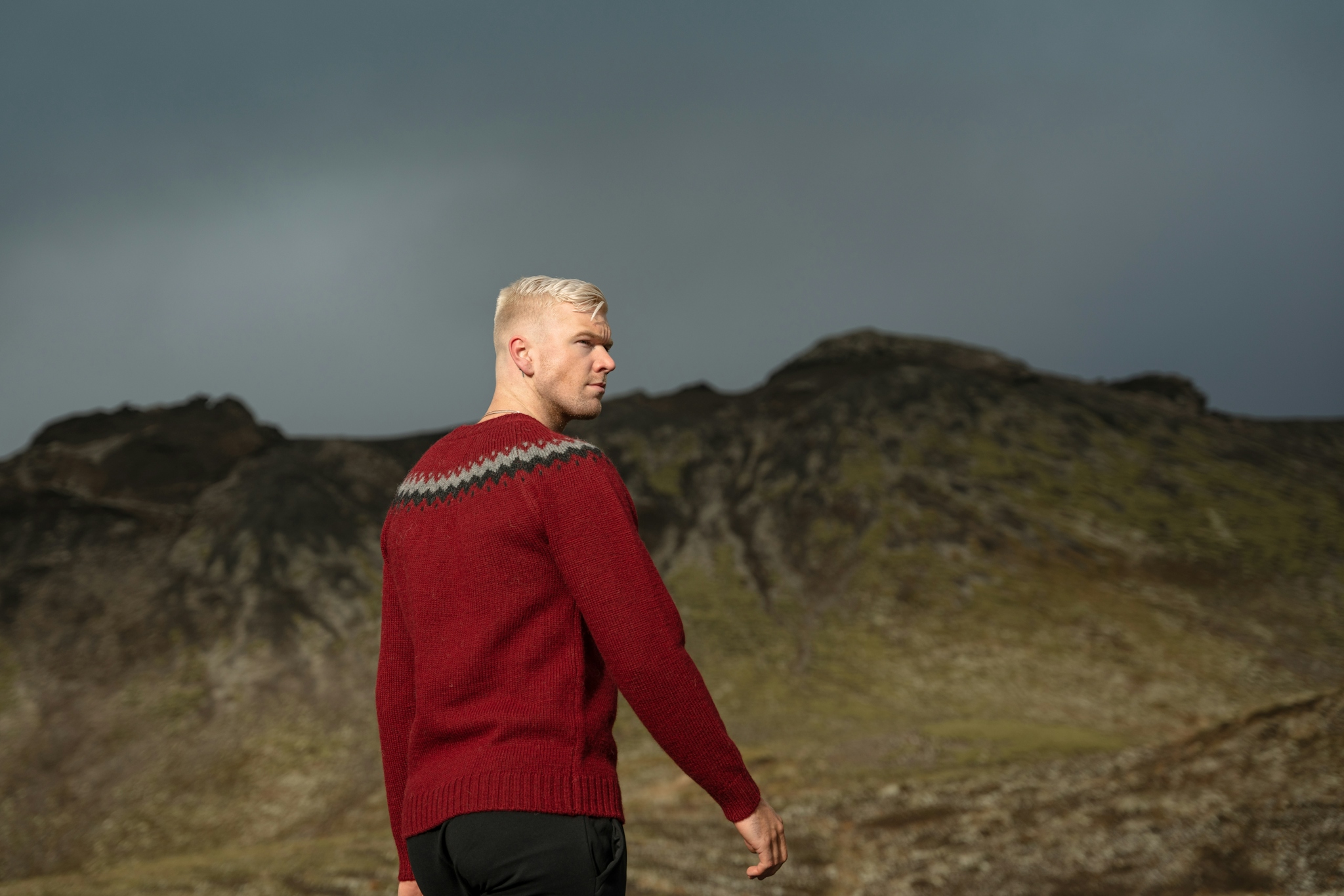 iceland-man-red-traditional-wool-sweater_19.jpeg