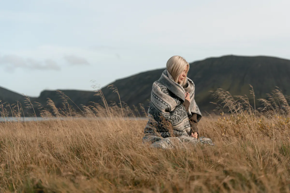 Eine Frau auf einem Feld mit einer Decke