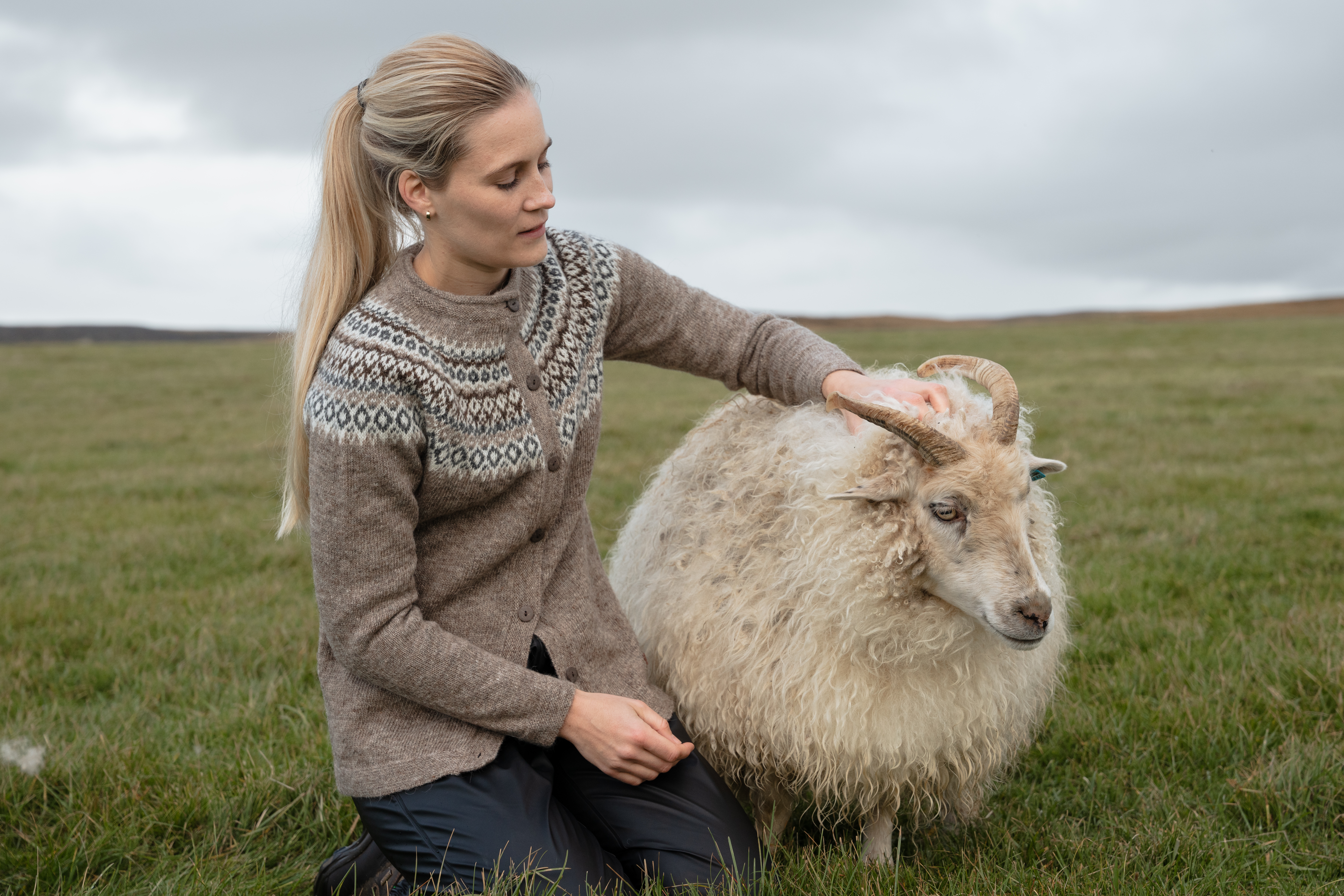 Fagradalsfjall hneppt íslensk ullarpeysa kvennasnið