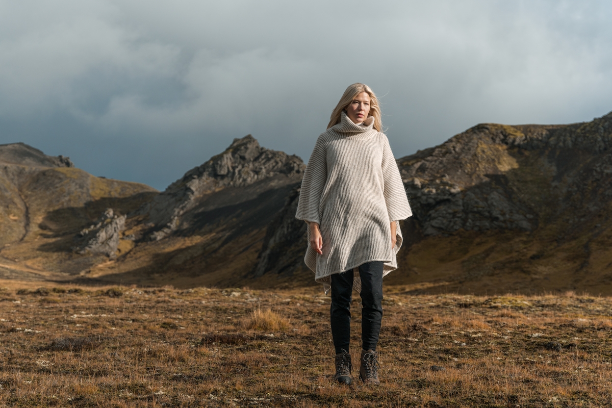 iceland-woman-wool-poncho_22.jpeg