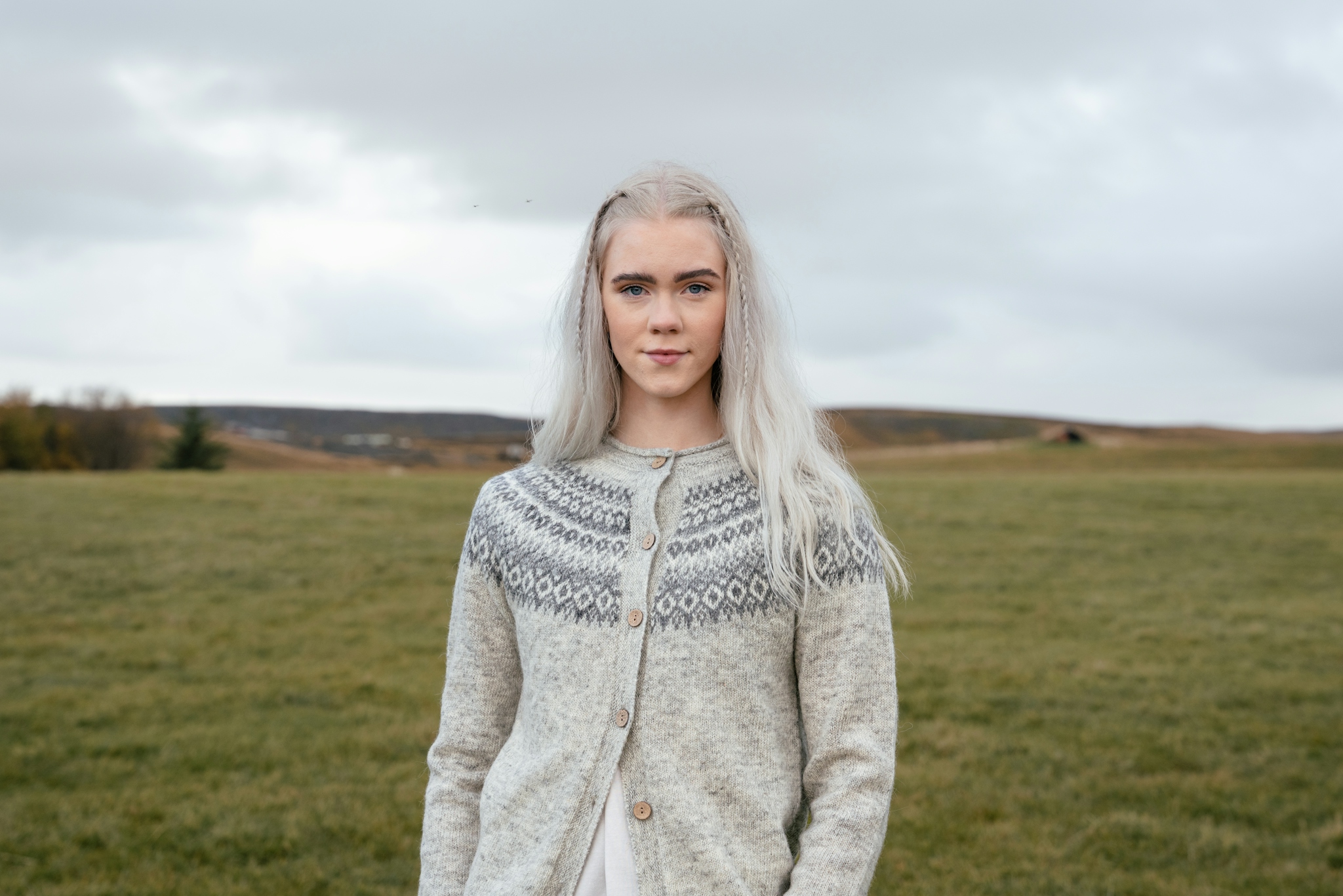 iceland-woman-wool-sweater-grass_25.jpeg