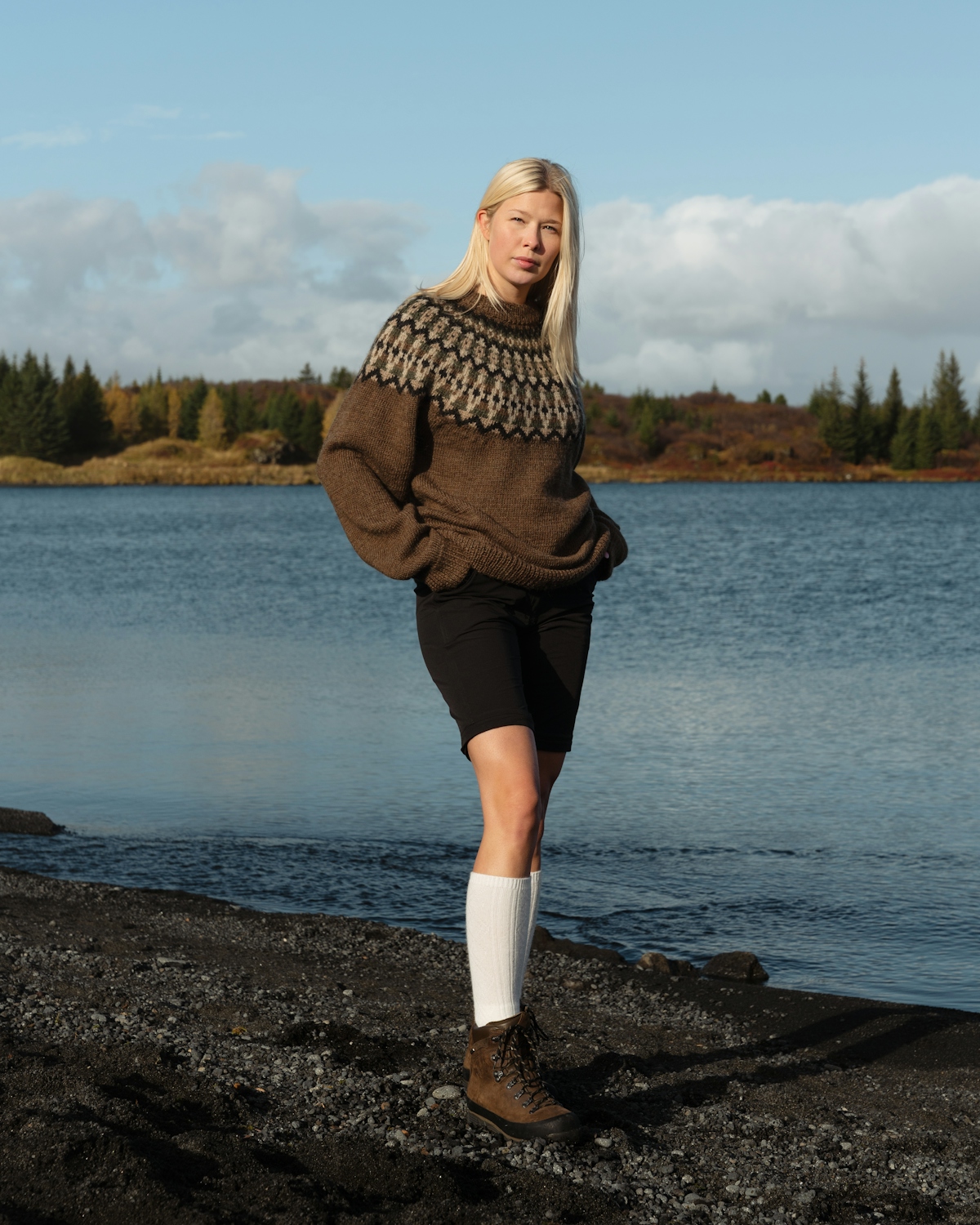 icelandice-wool-sweater-woman-lake_73.jpeg
