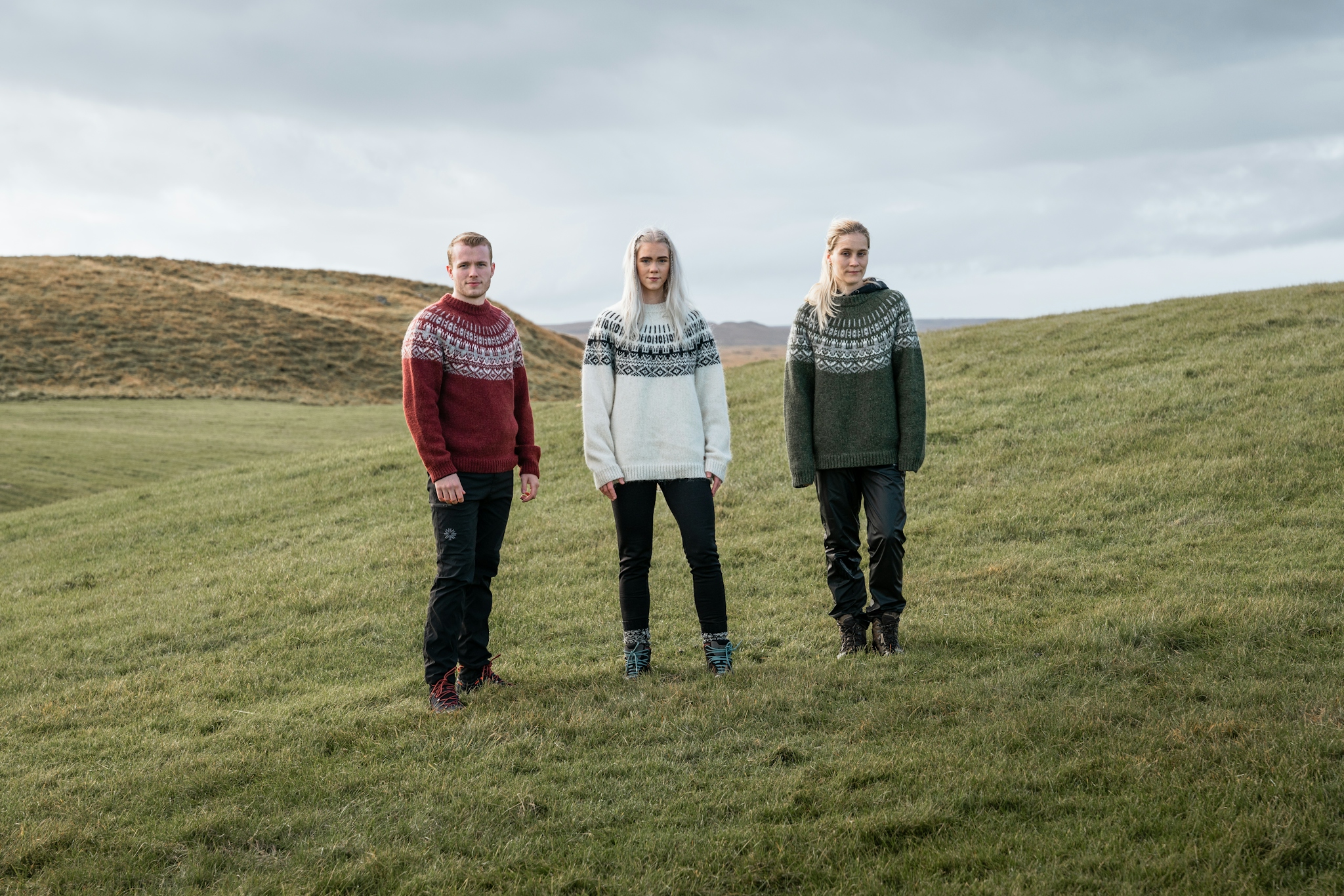 iceland-wool-sweater-women-sheep-grass_12.jpeg