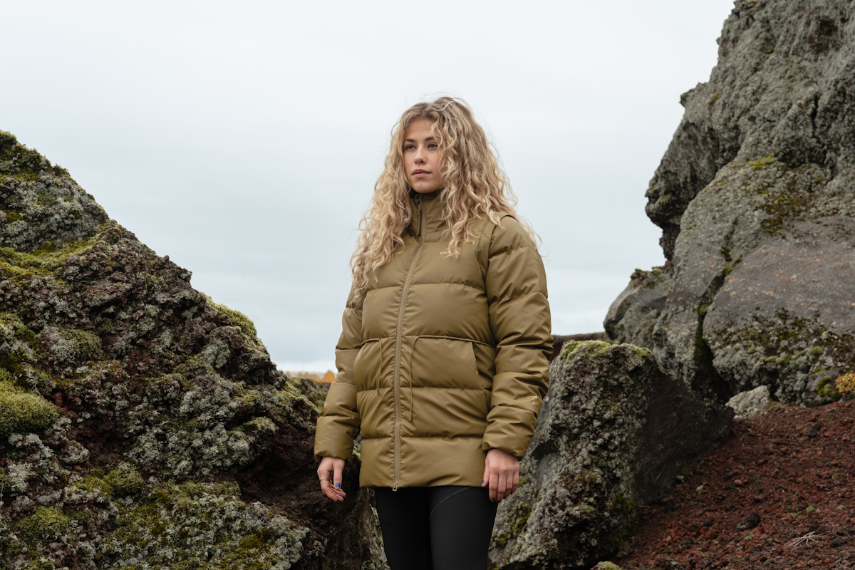 woman-standing-lightbrown-puffer-jacket-62.jpeg