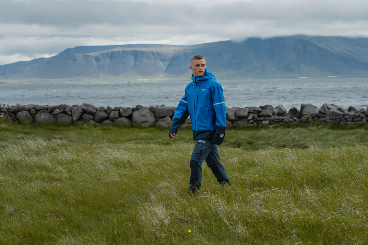 Un homme marchant au bord de la mer