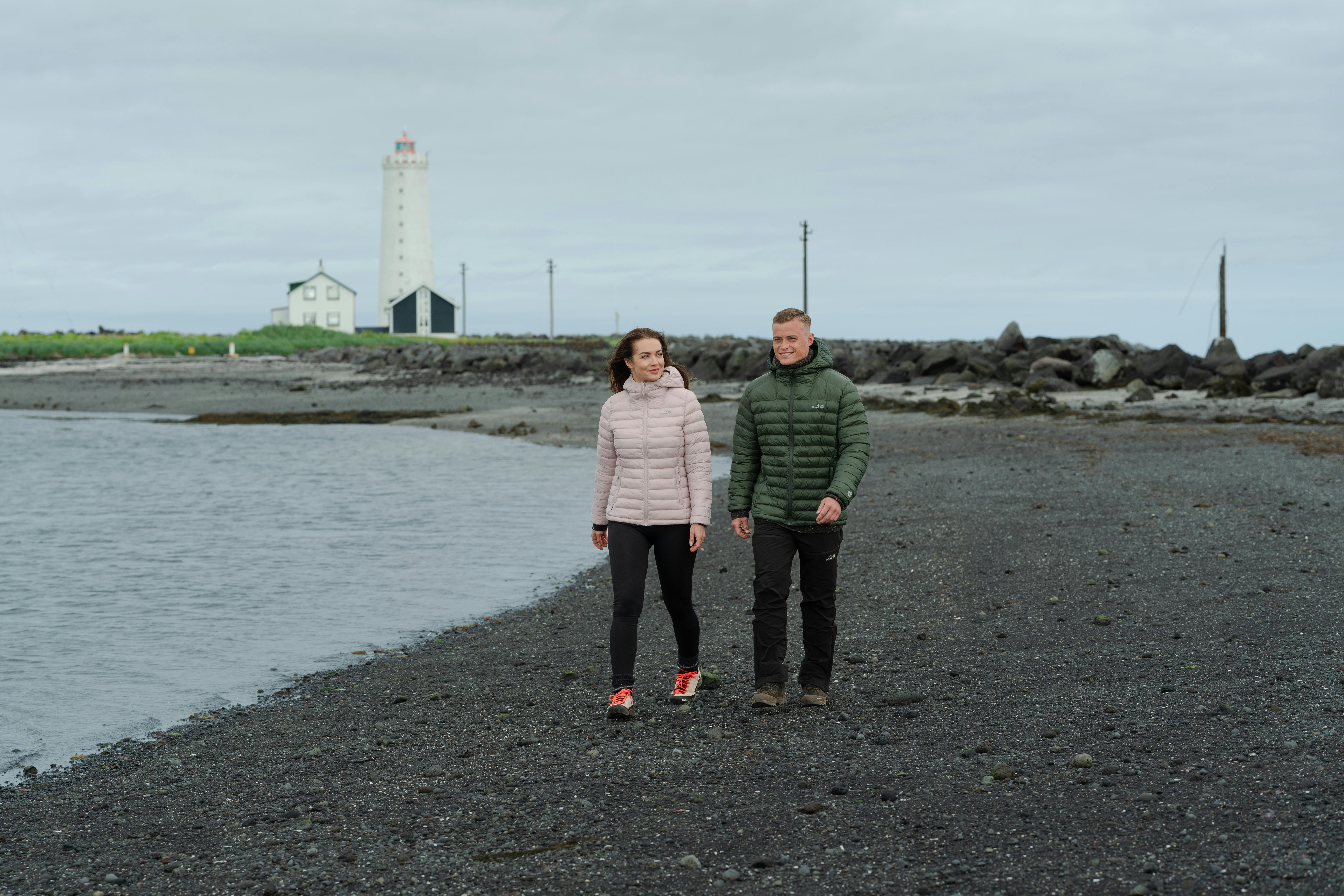 Couple se promenant sur une plage