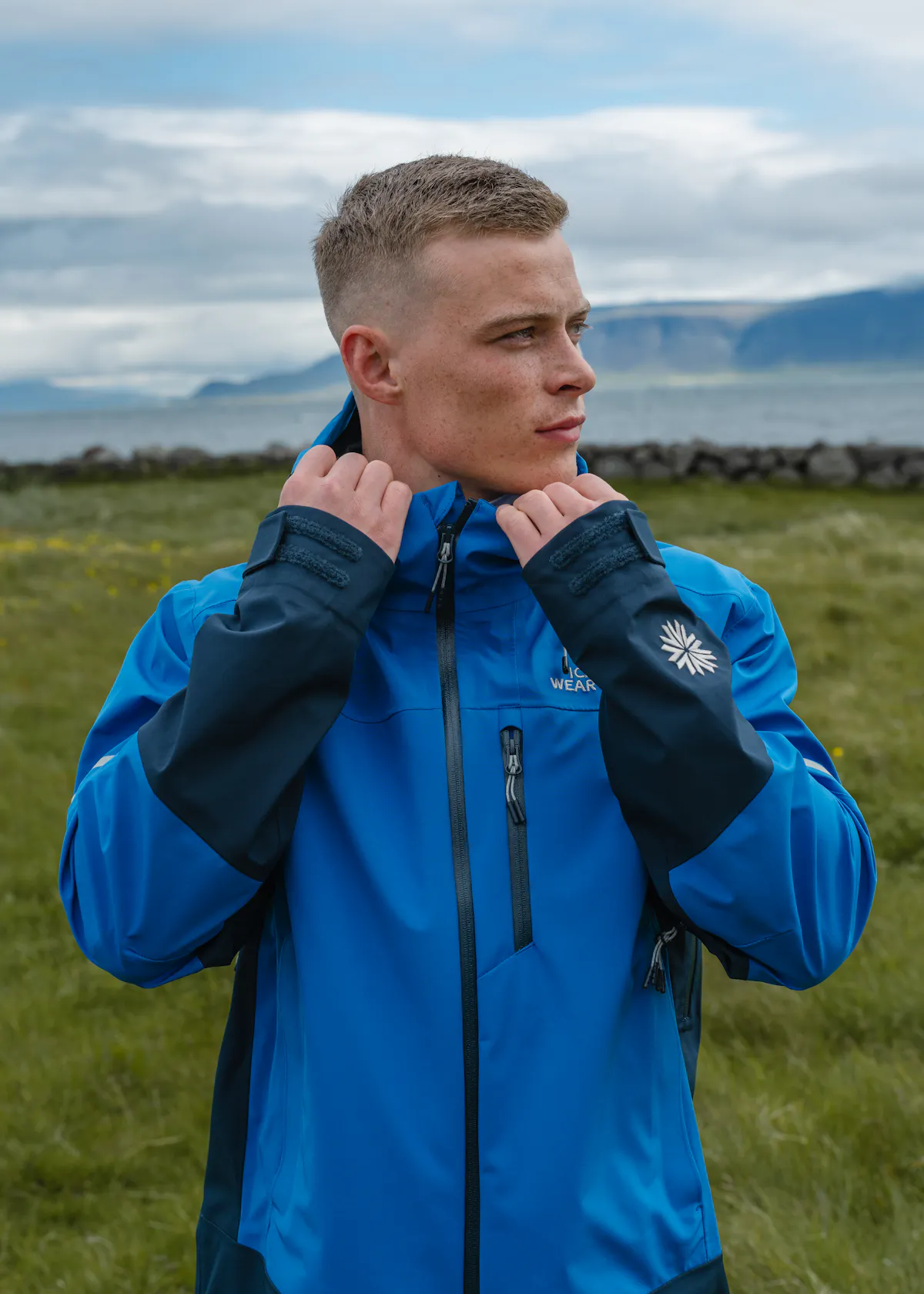 Ein Mann in einer Outdoorjacke