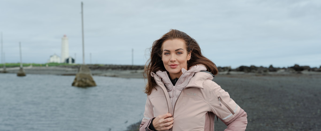 Frau, die am Strand spazieren geht